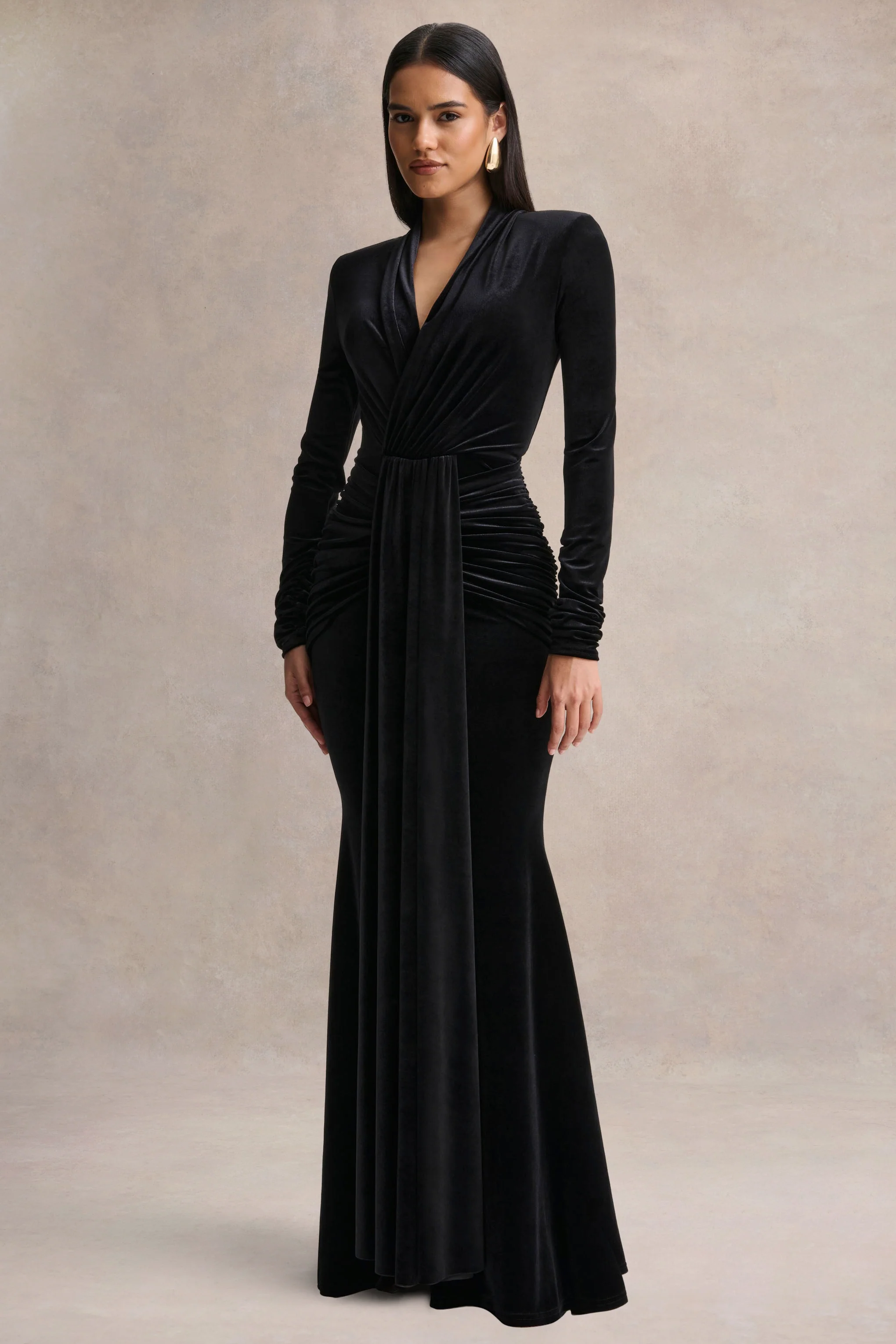 Halima | Robe longue noire en velours à décolleté plongeant avec détails froncés - Image 4