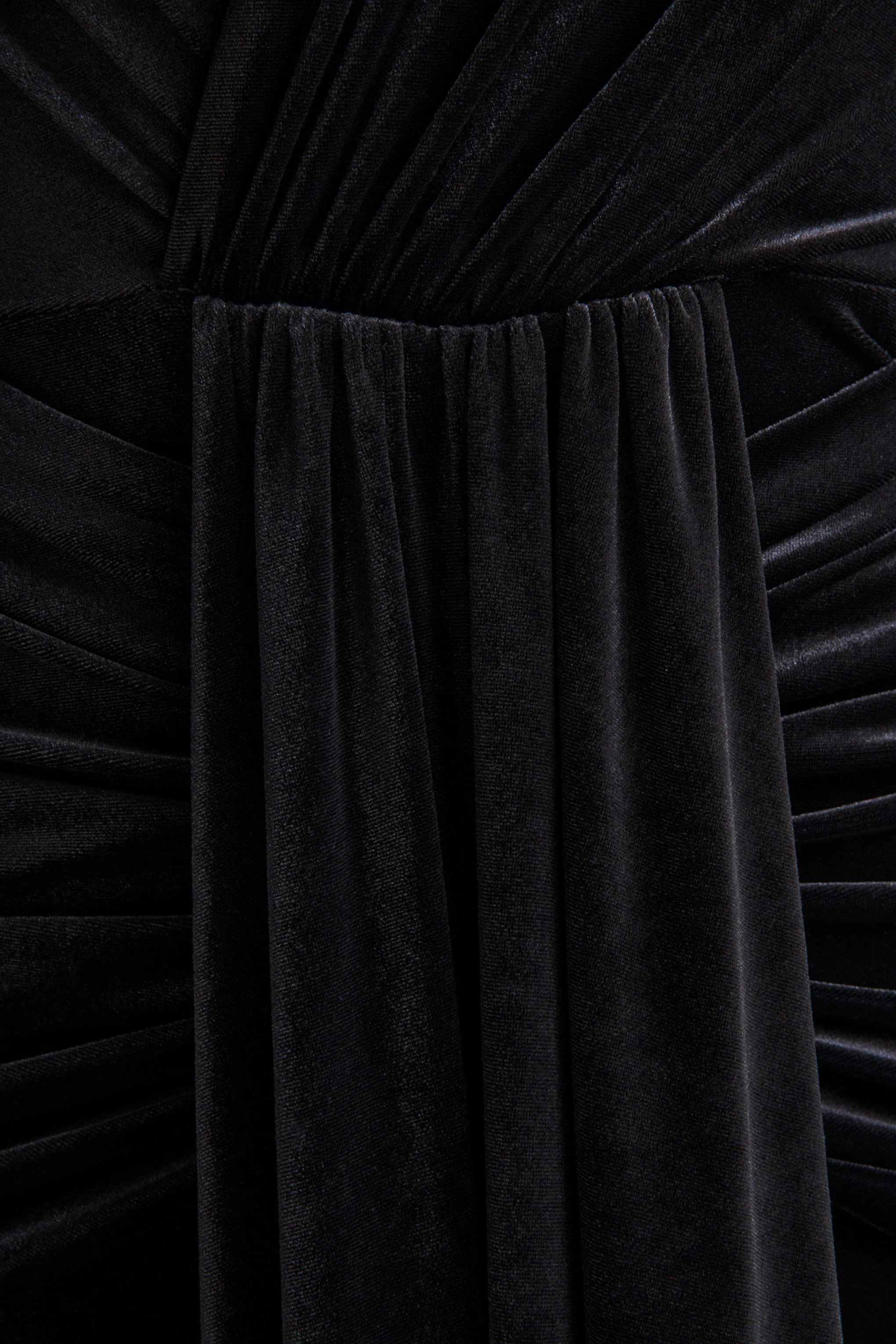 Halima | Robe longue noire en velours à décolleté plongeant avec détails froncés - Image 6