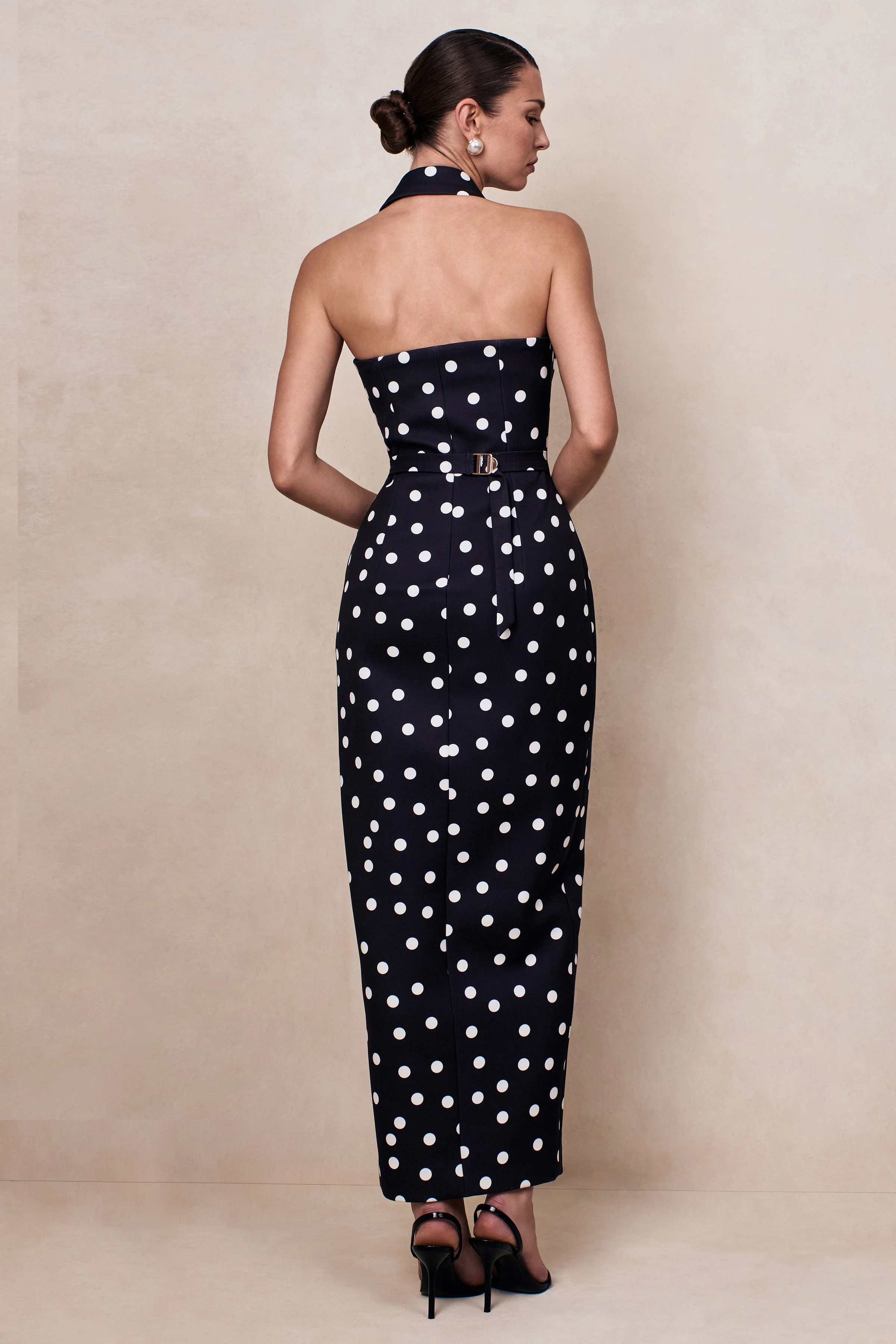 Hana | Robe longue tailleur à pois noir et blanc avec décolleté plongeant - Image 2