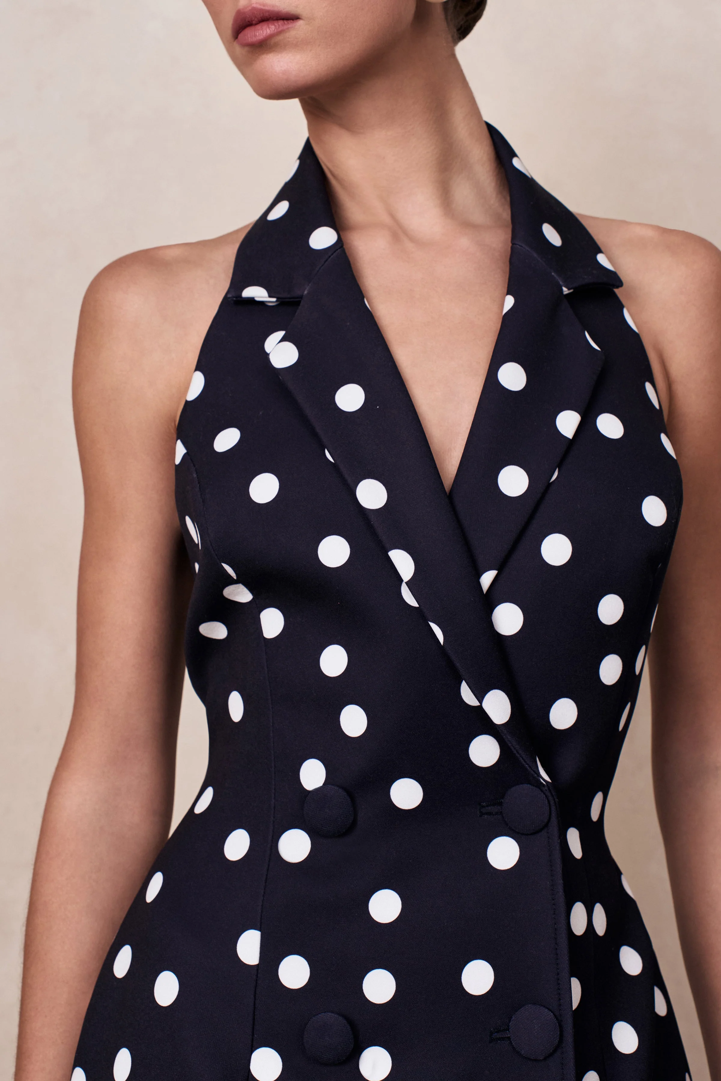 Hana | Robe longue tailleur à pois noir et blanc avec décolleté plongeant - Image 7