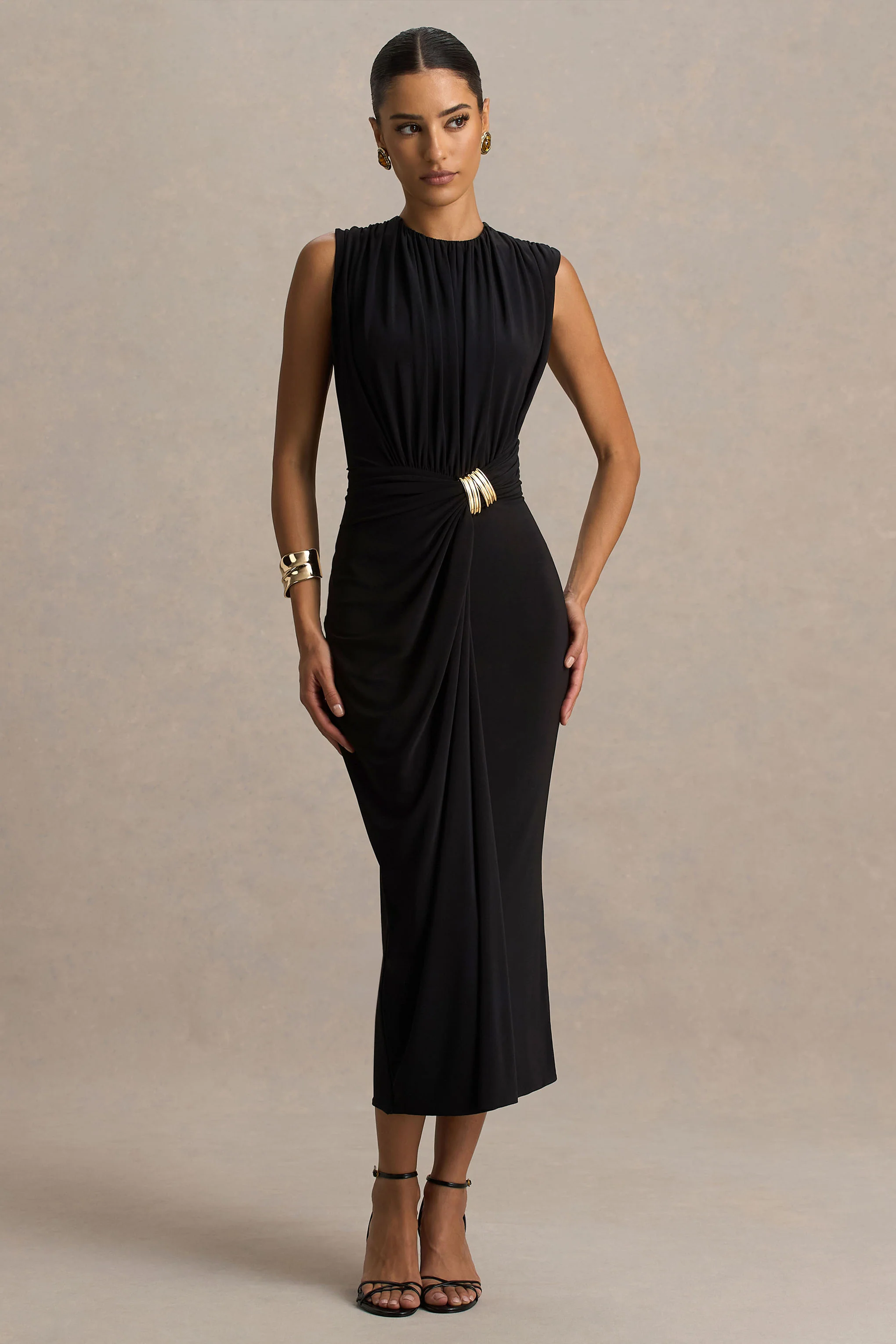 Harlow | Robe mi-longue noire à col montant et jupe portefeuille