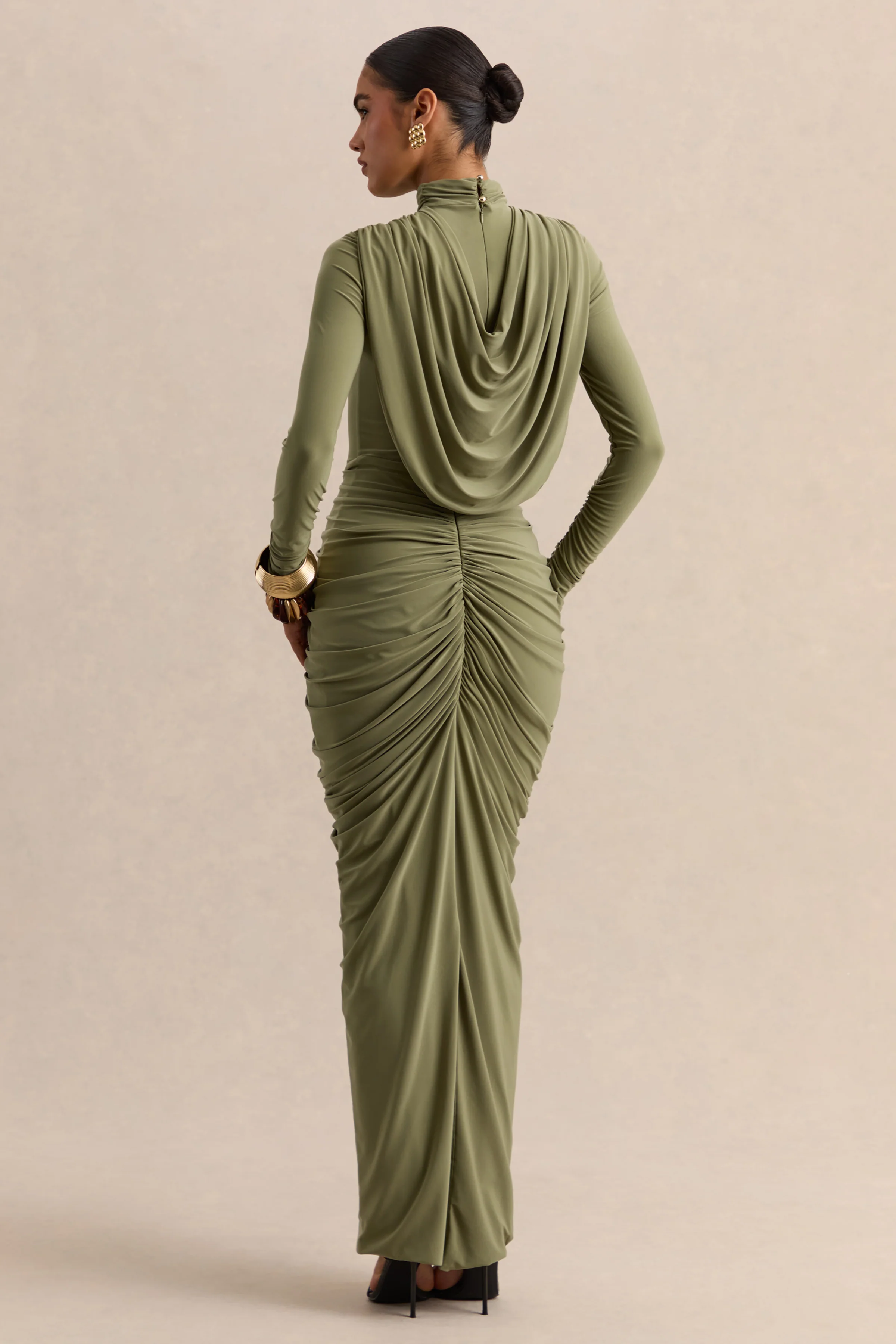 Harmona | Robe longue olive à encolure haute avec détails froncés et drapés - Image 2