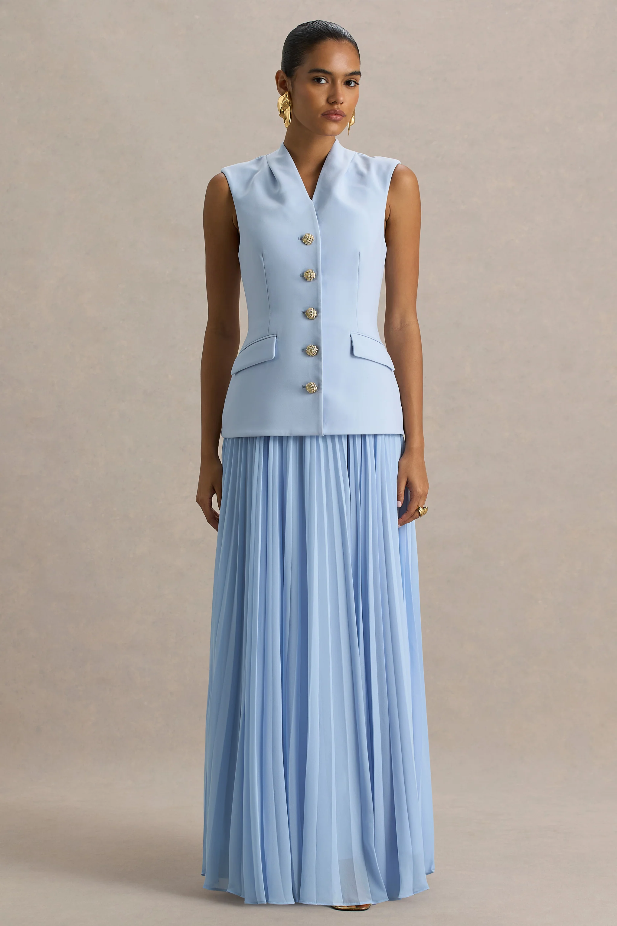 Heavenly | Robe longue bleu poudre à col montant et détails plissés - Image 3