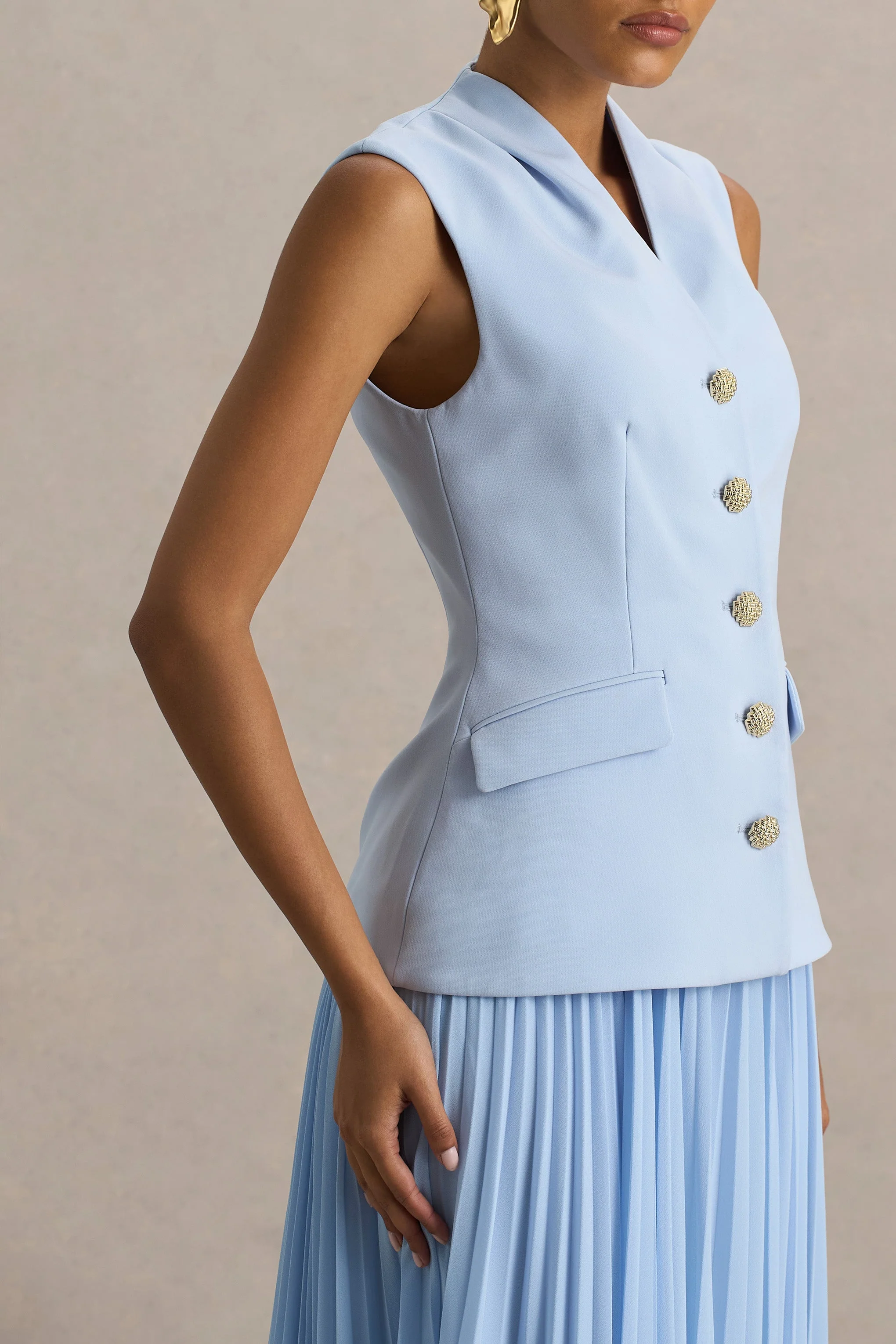 Heavenly | Robe longue bleu poudre à col montant et détails plissés - Image 4