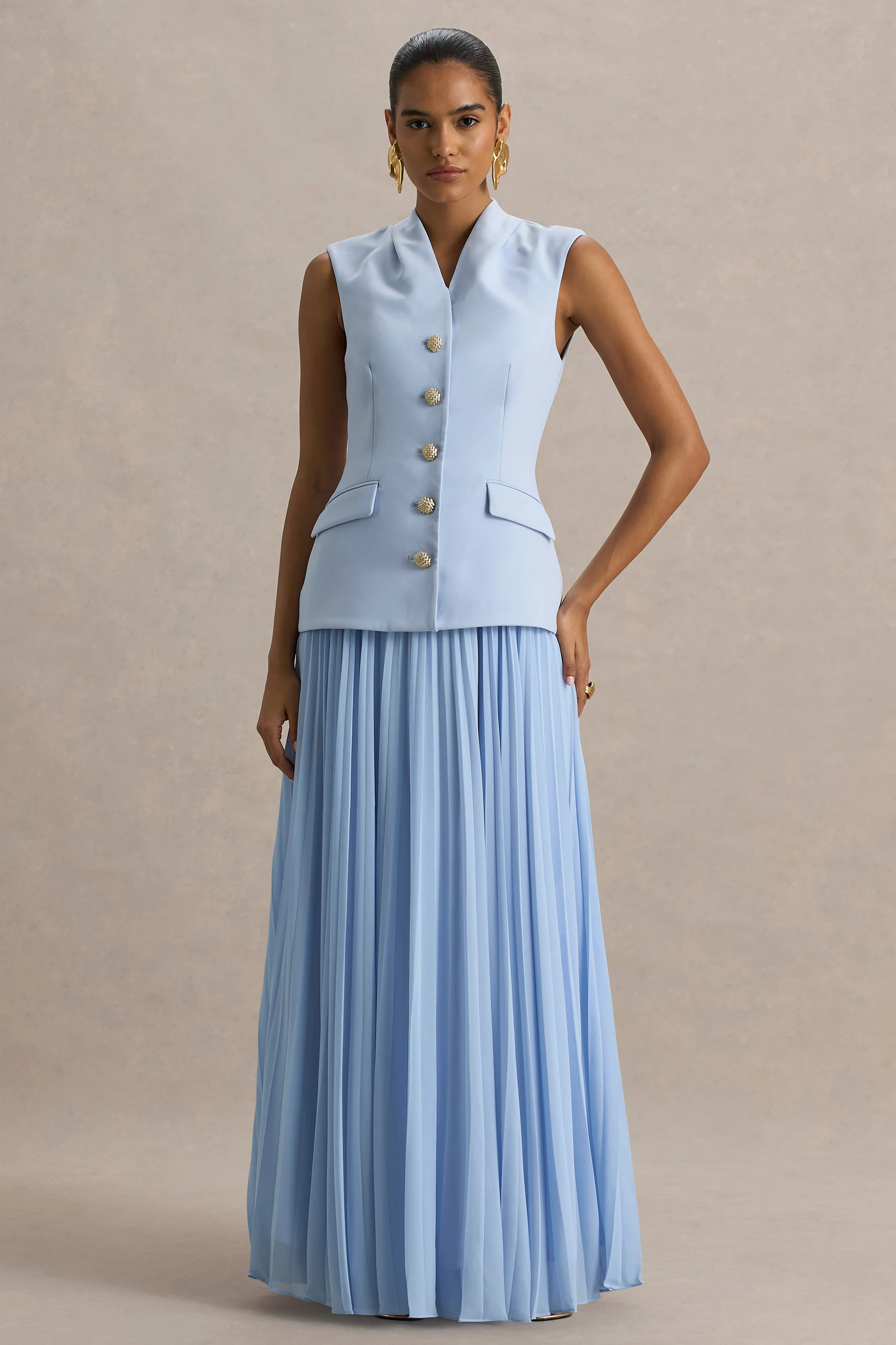 Heavenly | Robe longue bleu poudre à col montant et détails plissés - Image 5