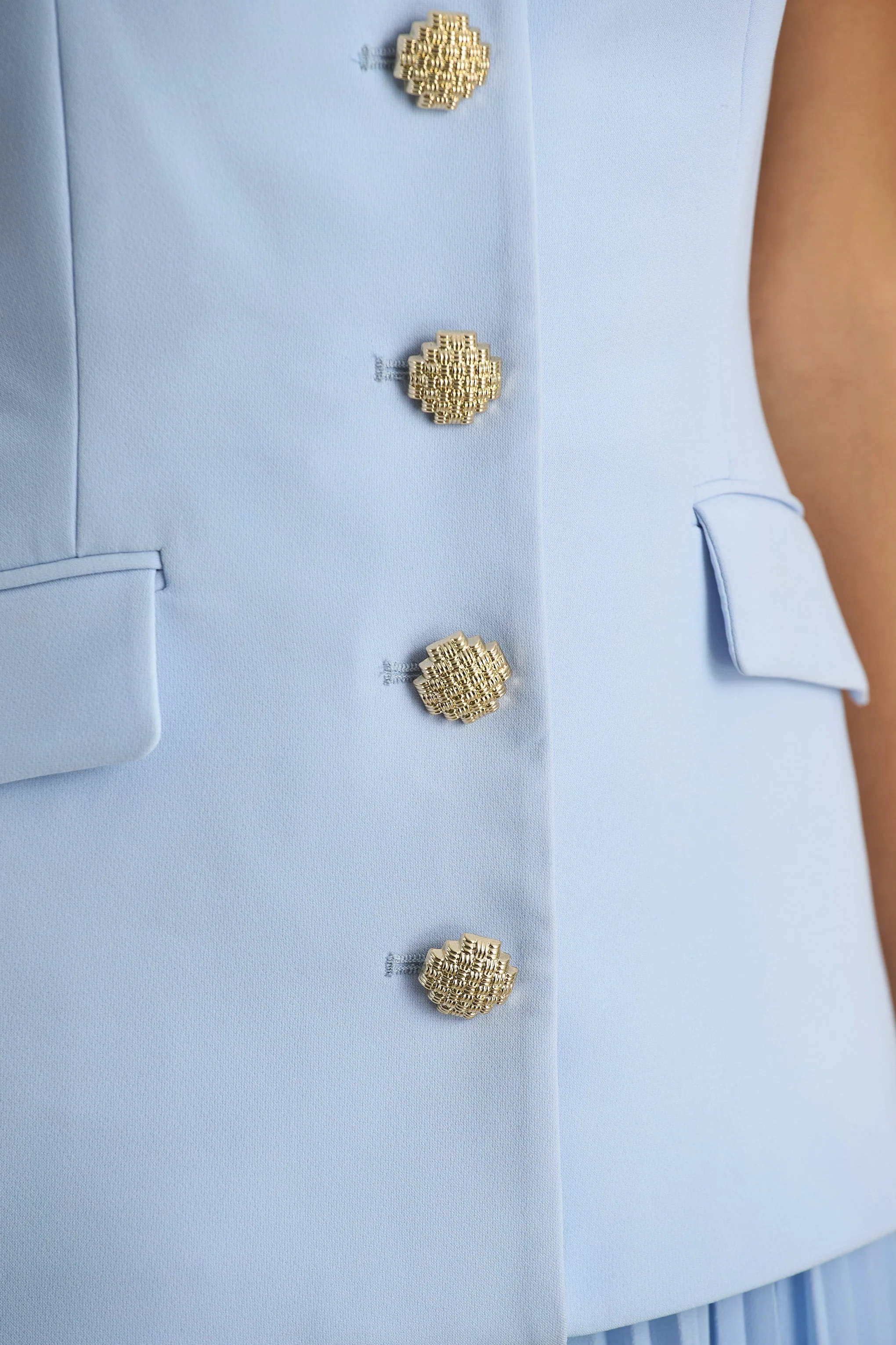 Heavenly | Robe longue bleu poudre à col montant et détails plissés - Image 6
