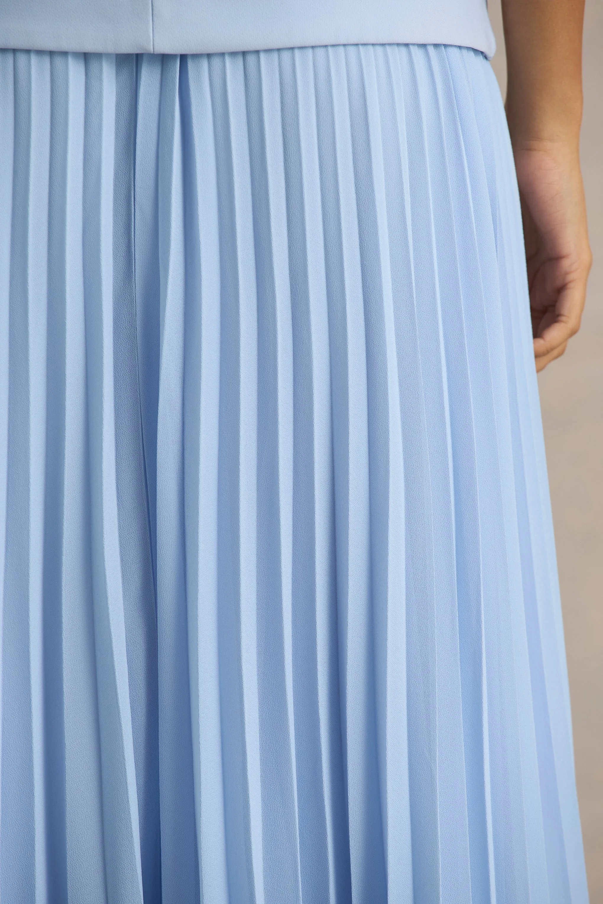 Heavenly | Robe longue bleu poudre à col montant et détails plissés - Image 7