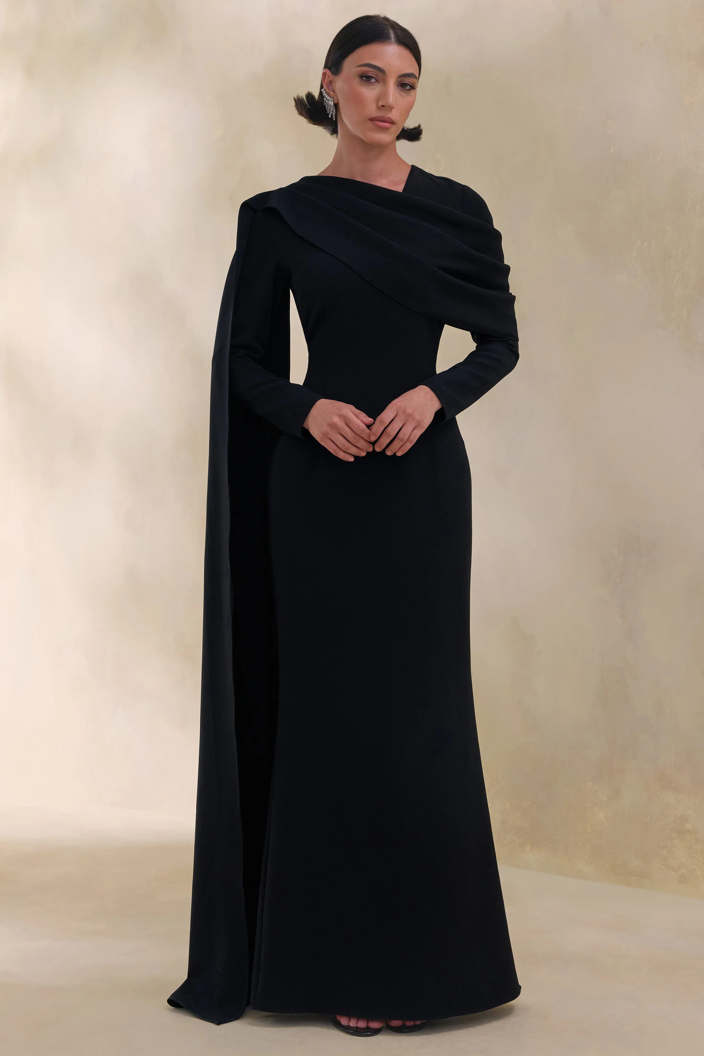 Heliora | Robe longue noire à encolure en V avec écharpe et détails drapés - Image 12