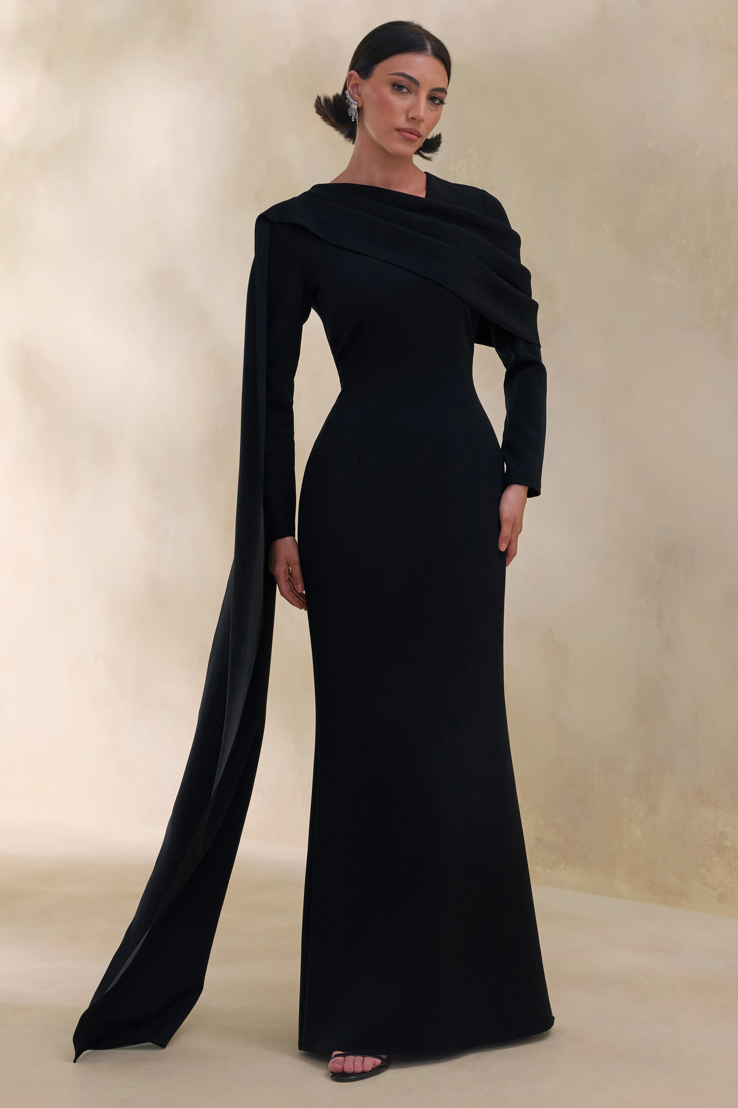 Heliora | Robe longue noire à encolure en V avec écharpe et détails drapés - Image 13