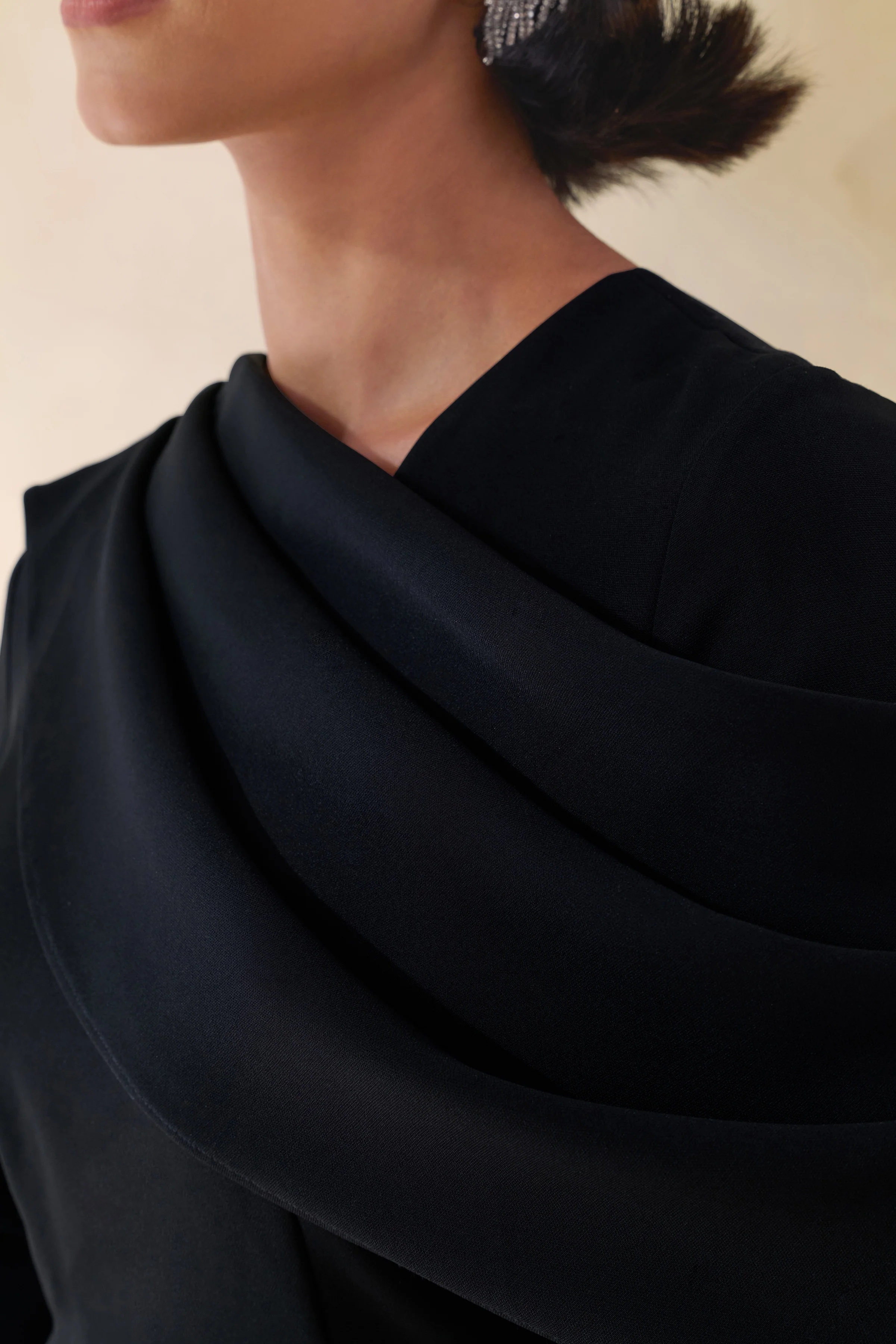 Heliora | Robe longue noire à encolure en V avec écharpe et détails drapés - Image 14