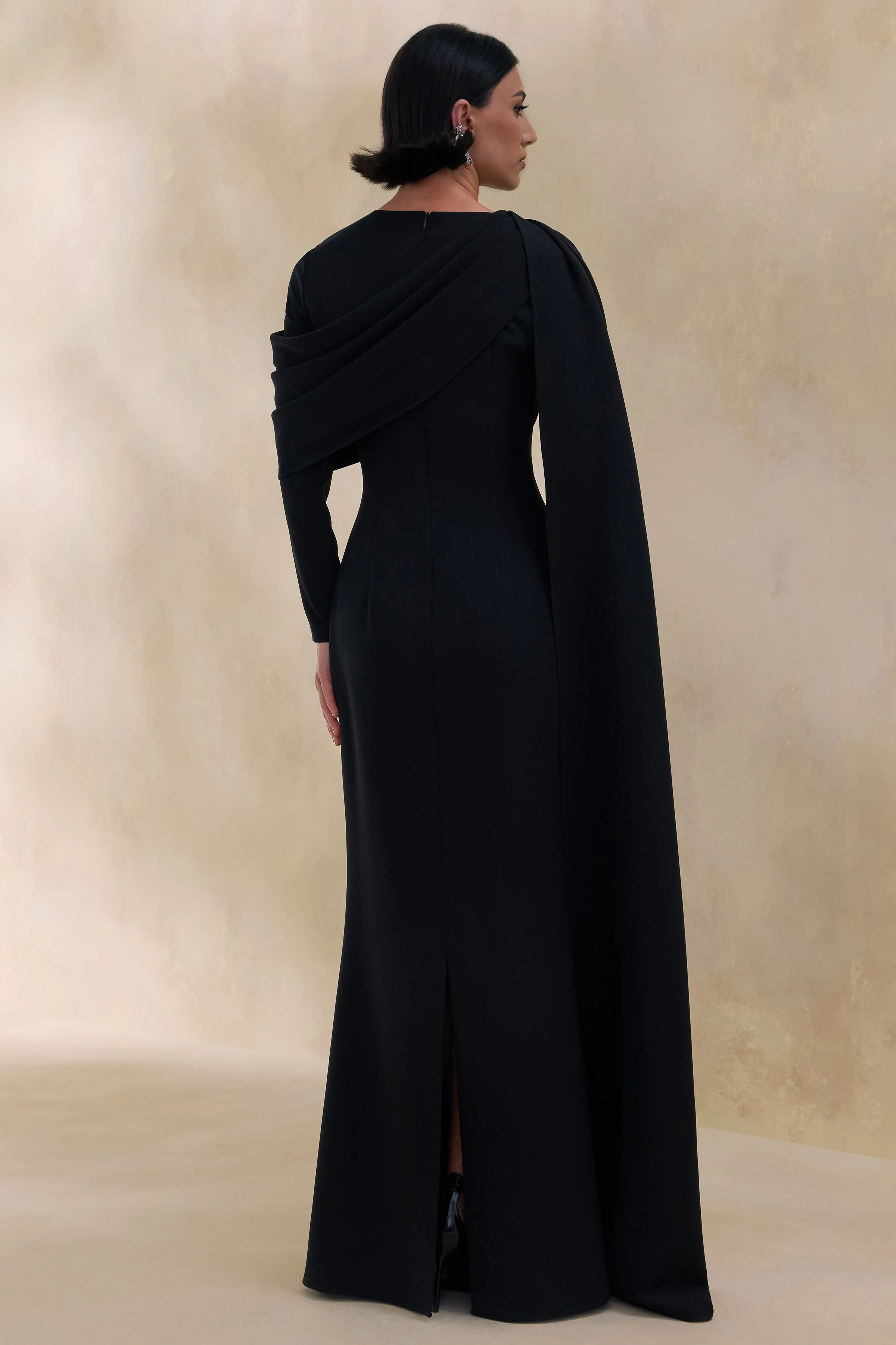 Heliora | Robe longue noire à encolure en V avec écharpe et détails drapés - Image 2