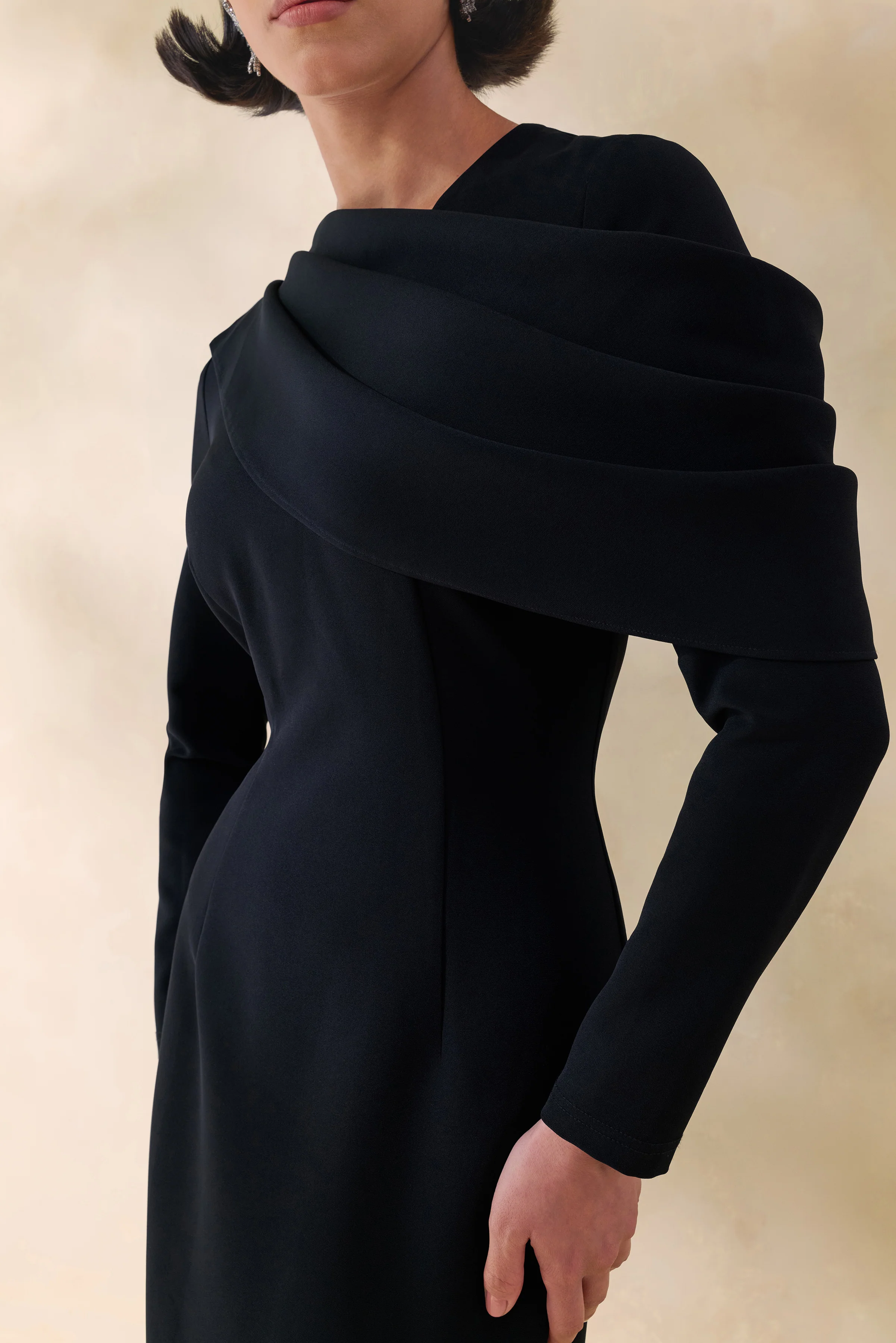 Heliora | Robe longue noire à encolure en V avec écharpe et détails drapés - Image 3