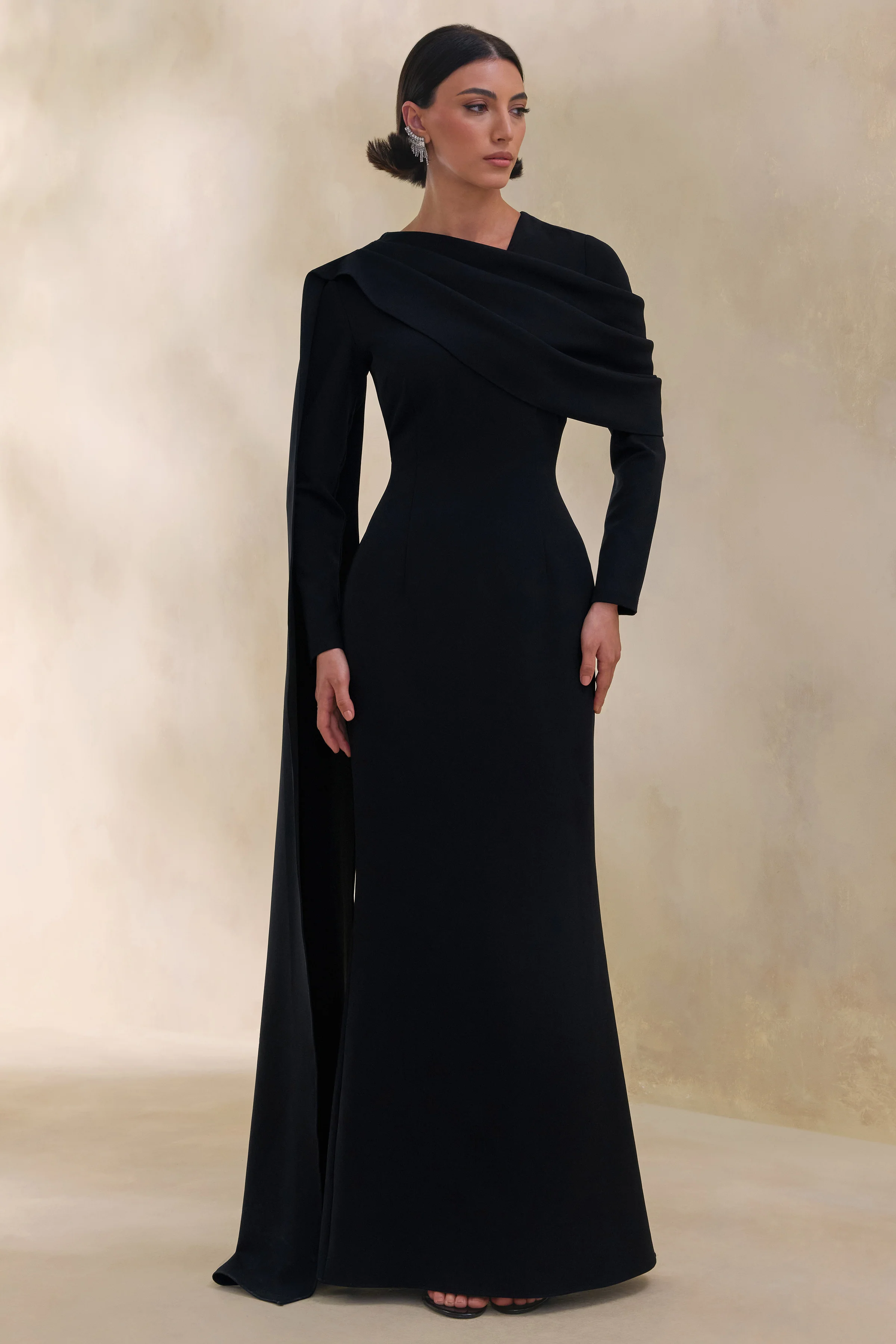 Heliora | Robe longue noire à encolure en V avec écharpe et détails drapés - Image 4