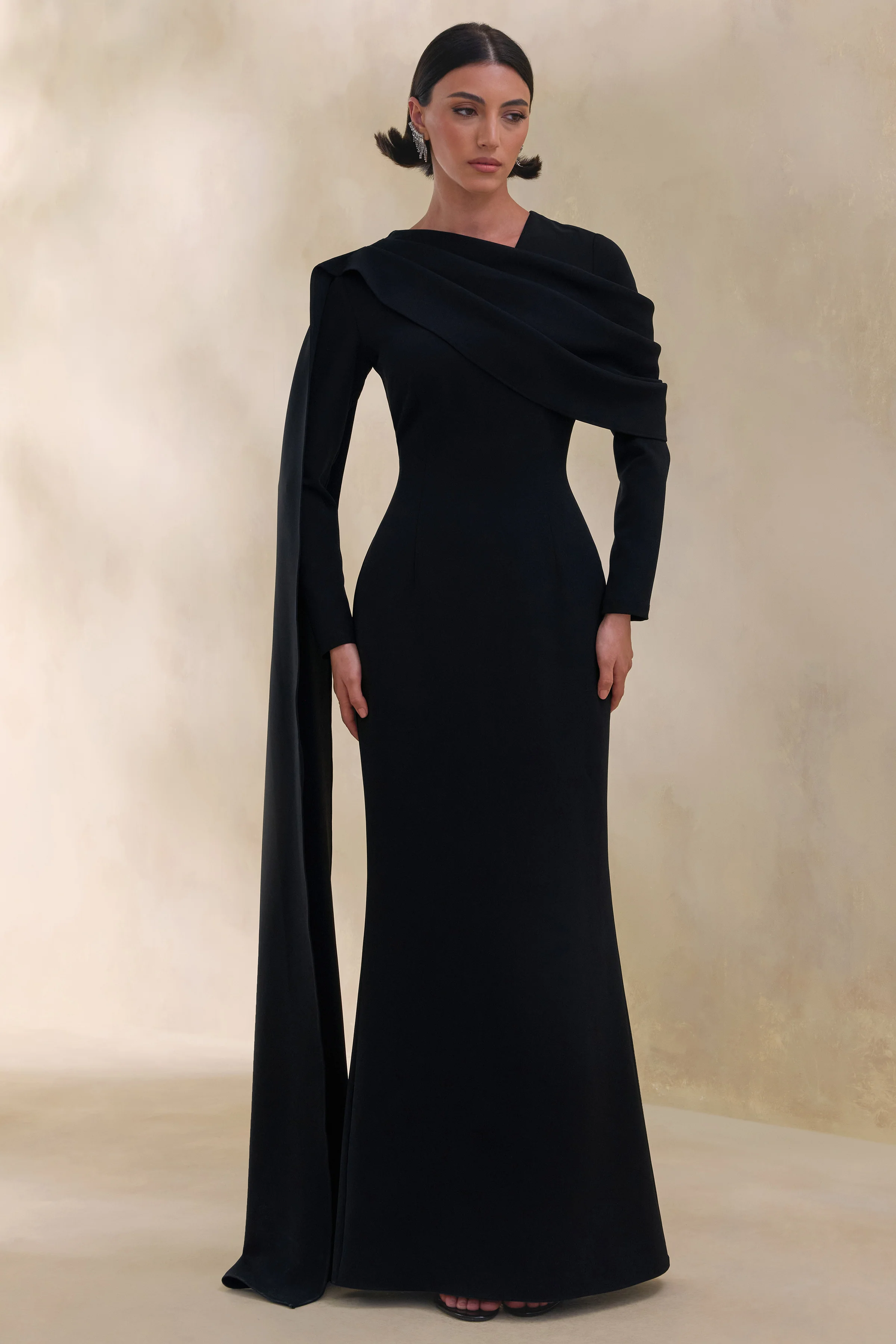 Heliora | Robe longue noire à encolure en V avec écharpe et détails drapés - Image 8
