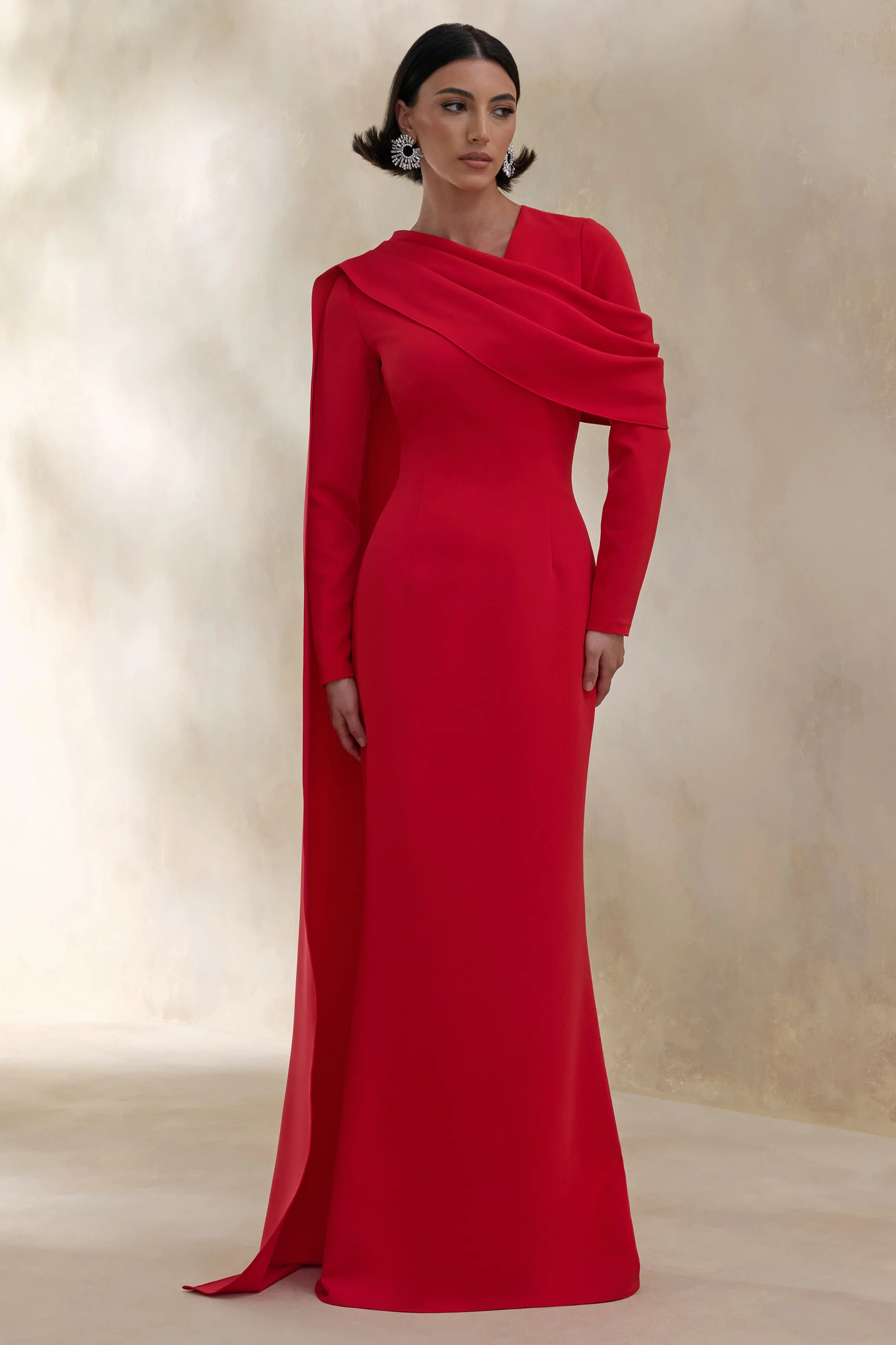 Heliora | Robe longue rouge à décolleté en V avec ceinture et détails drapés