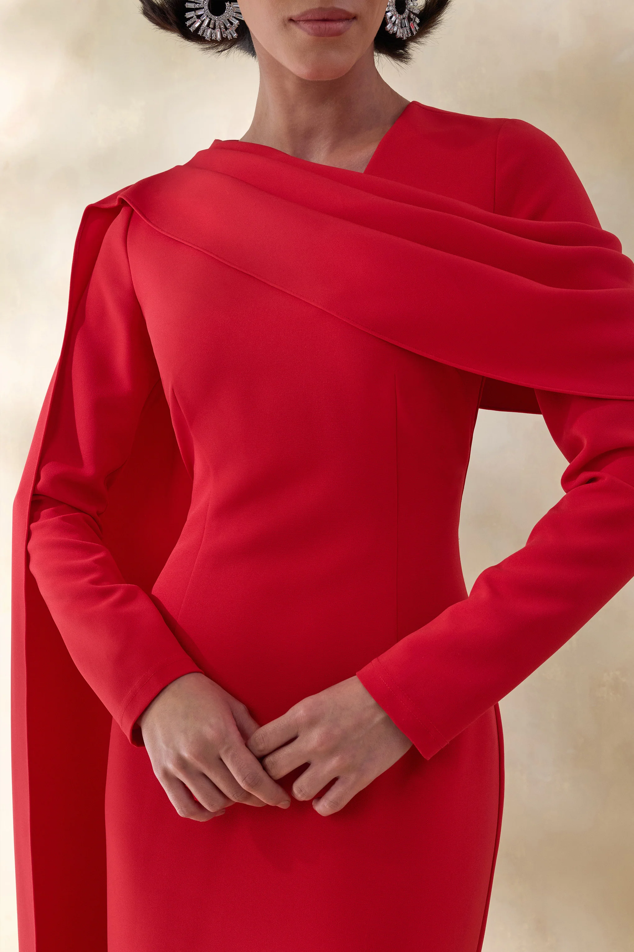 Heliora | Robe longue rouge à décolleté en V avec ceinture et détails drapés - Image 3