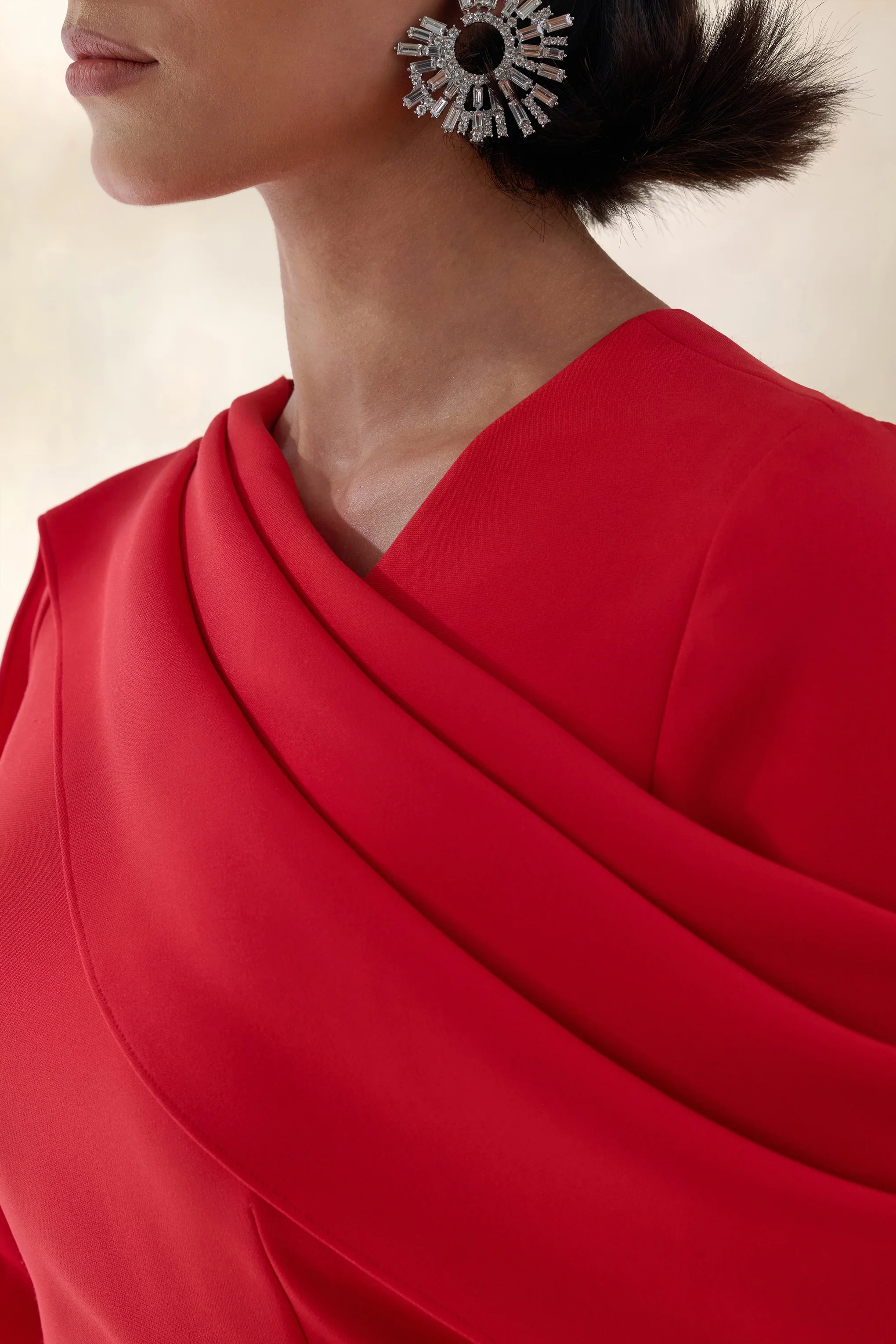 Heliora | Robe longue rouge à décolleté en V avec ceinture et détails drapés - Image 6