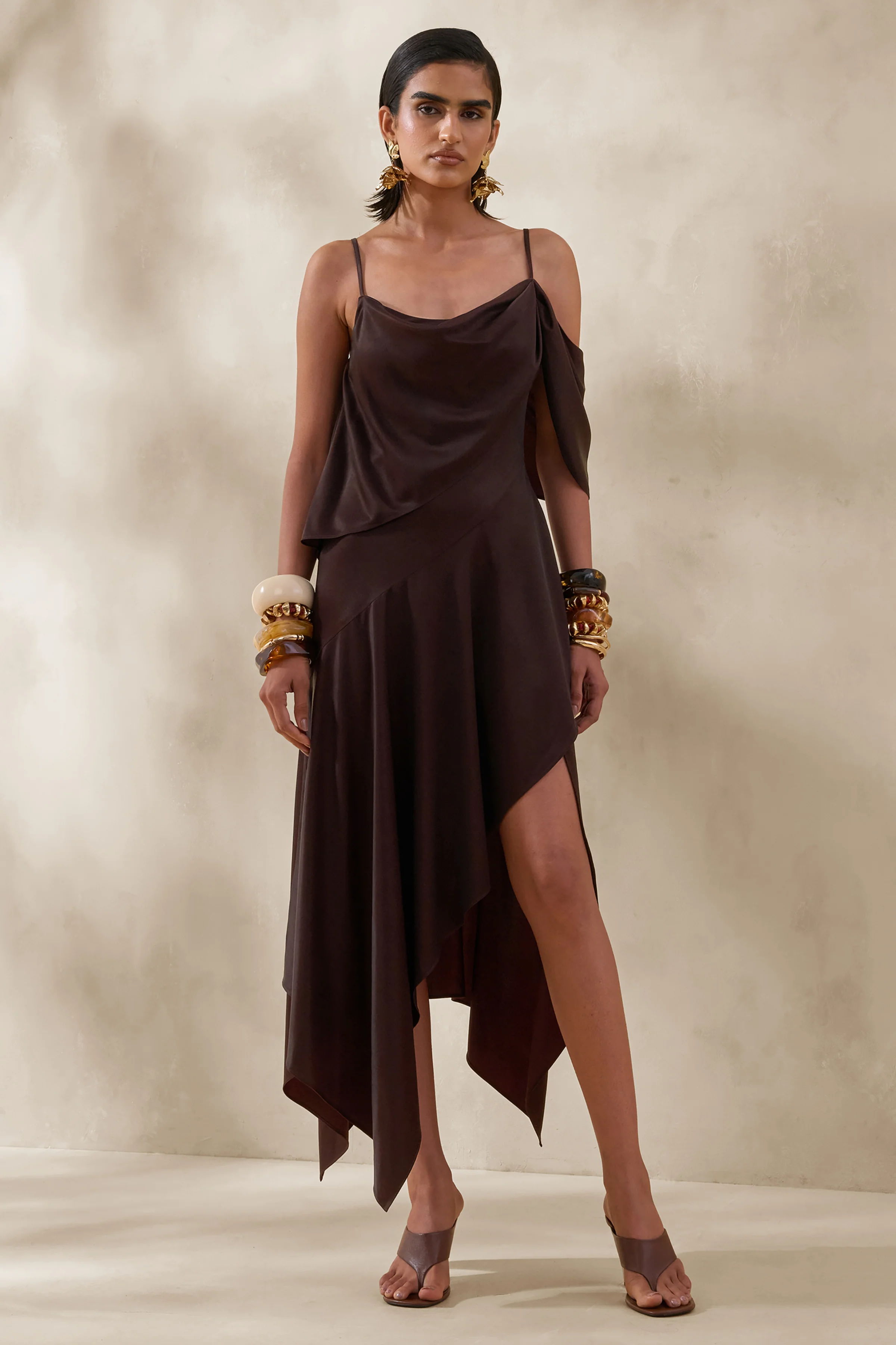 Helira | Robe mi-longue asymétrique marron avec détails drapés et dos ouvert