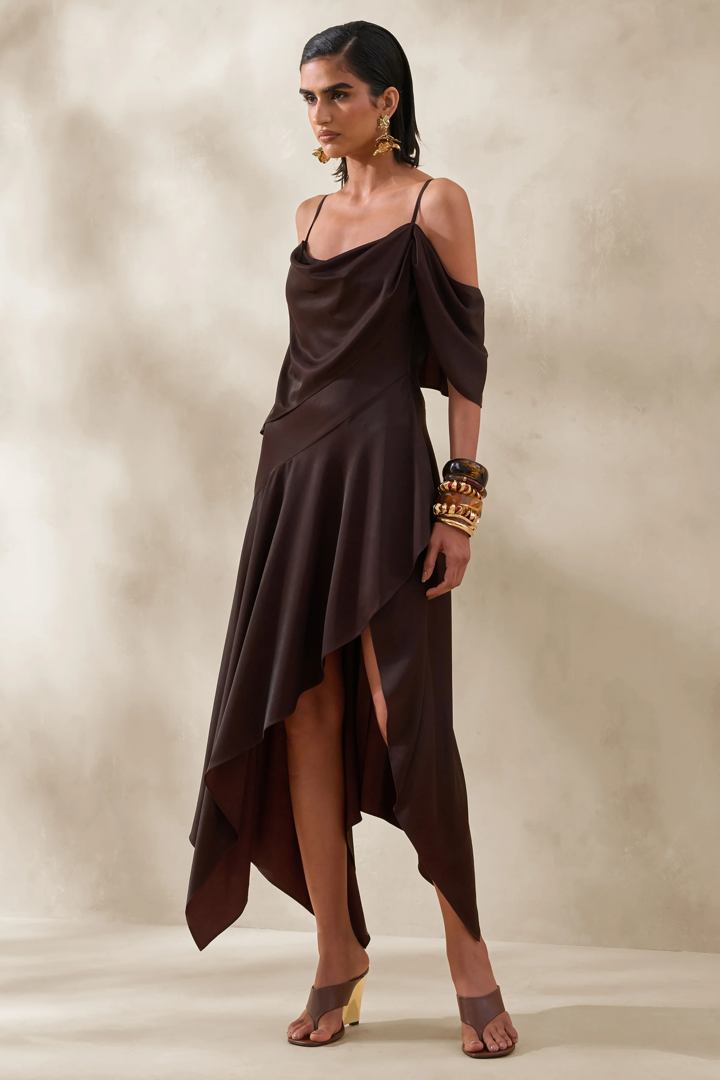 Helira | Robe mi-longue asymétrique marron avec détails drapés et dos ouvert - Image 2