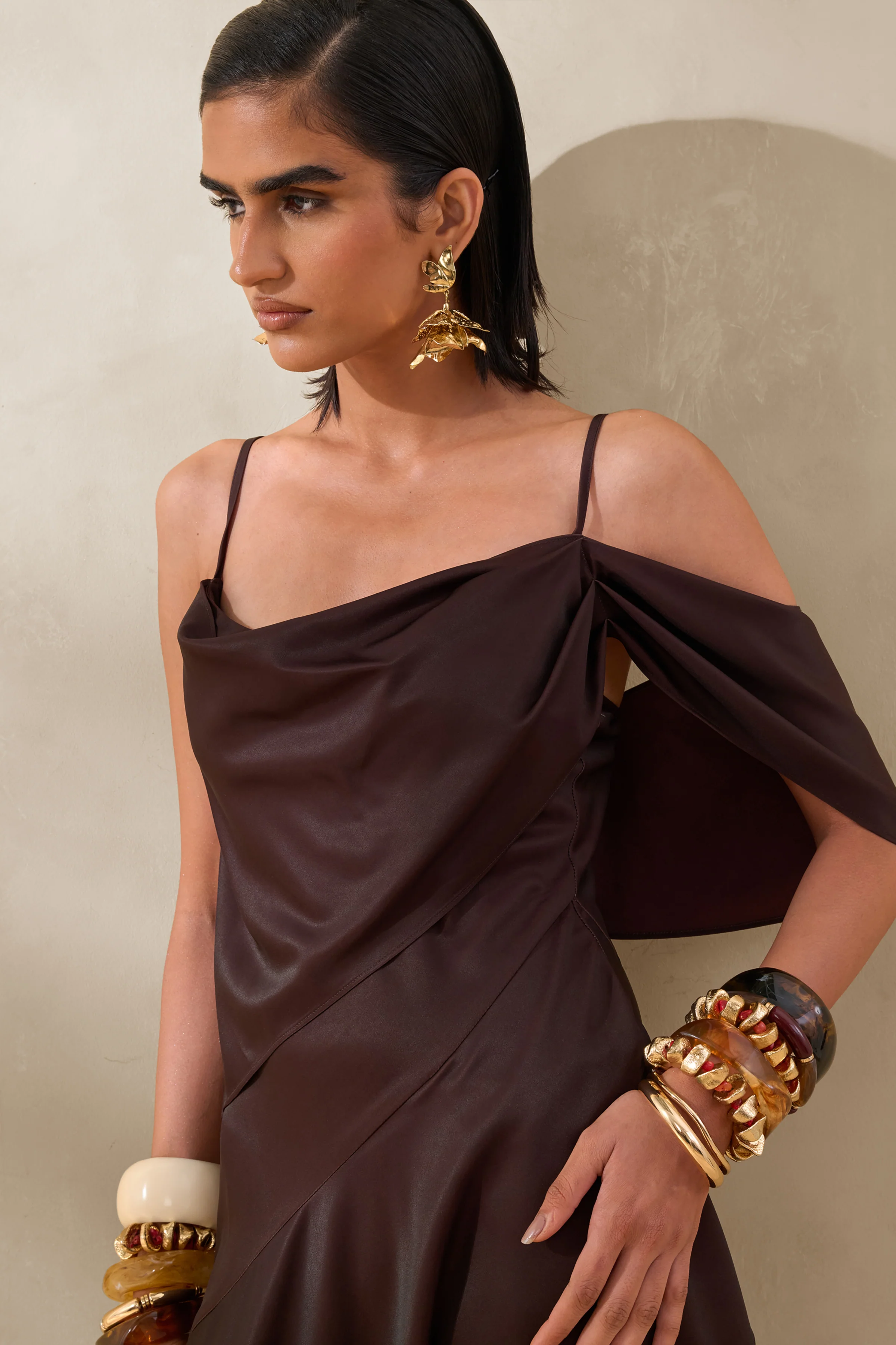 Helira | Robe mi-longue asymétrique marron avec détails drapés et dos ouvert - Image 3