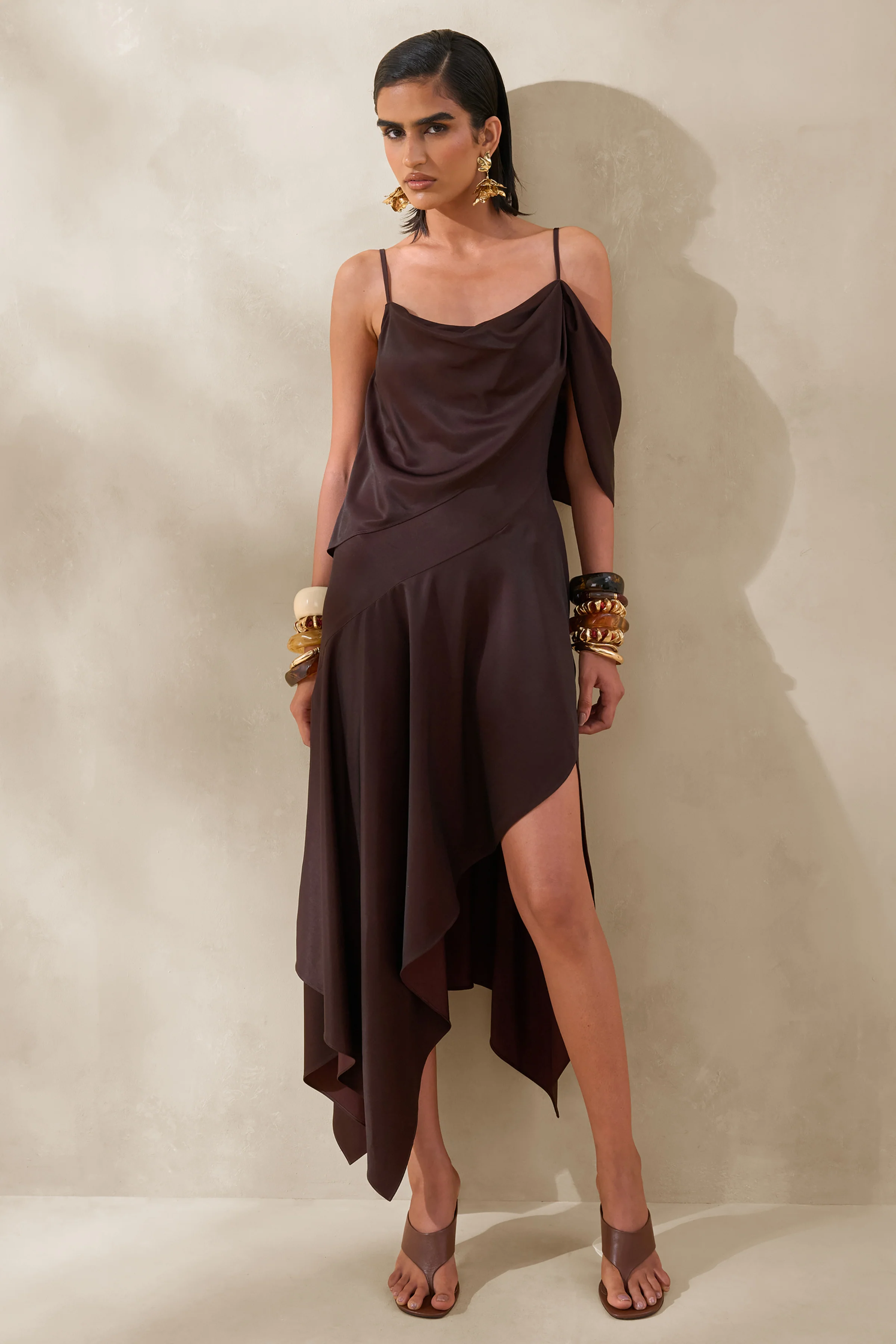 Helira | Robe mi-longue asymétrique marron avec détails drapés et dos ouvert - Image 4
