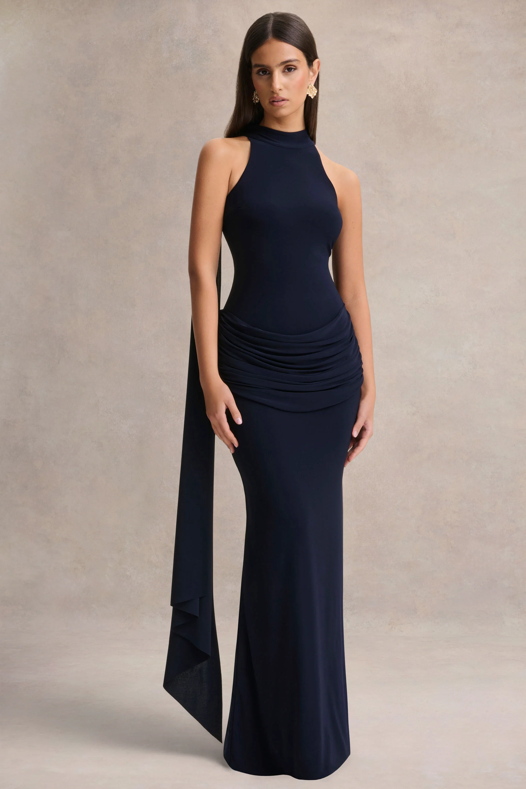 Hesperia | Robe longue bleu marine à col haut avec détails drapés et écharpe