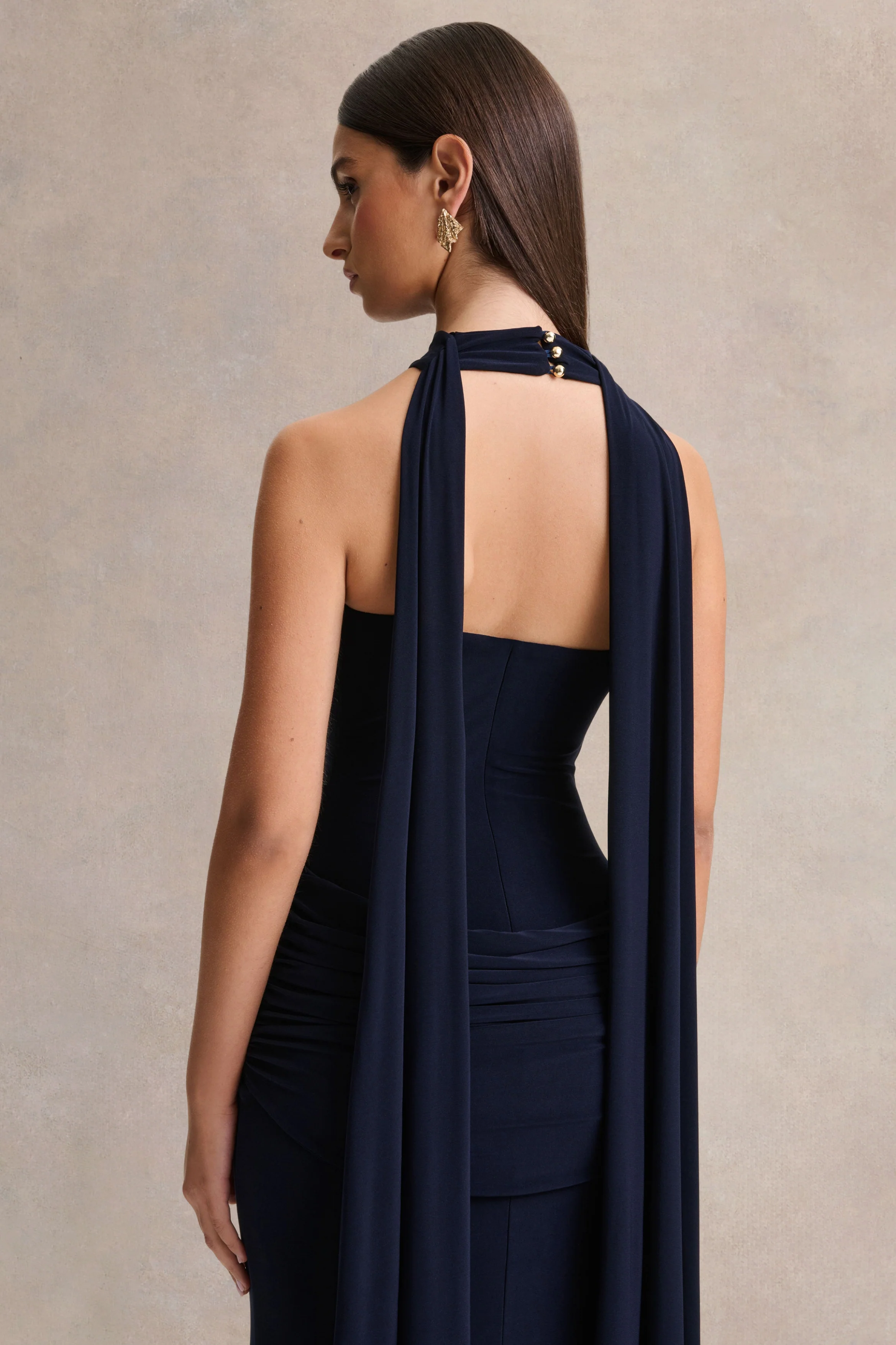 Hesperia | Robe longue bleu marine à col haut avec détails drapés et écharpe - Image 2