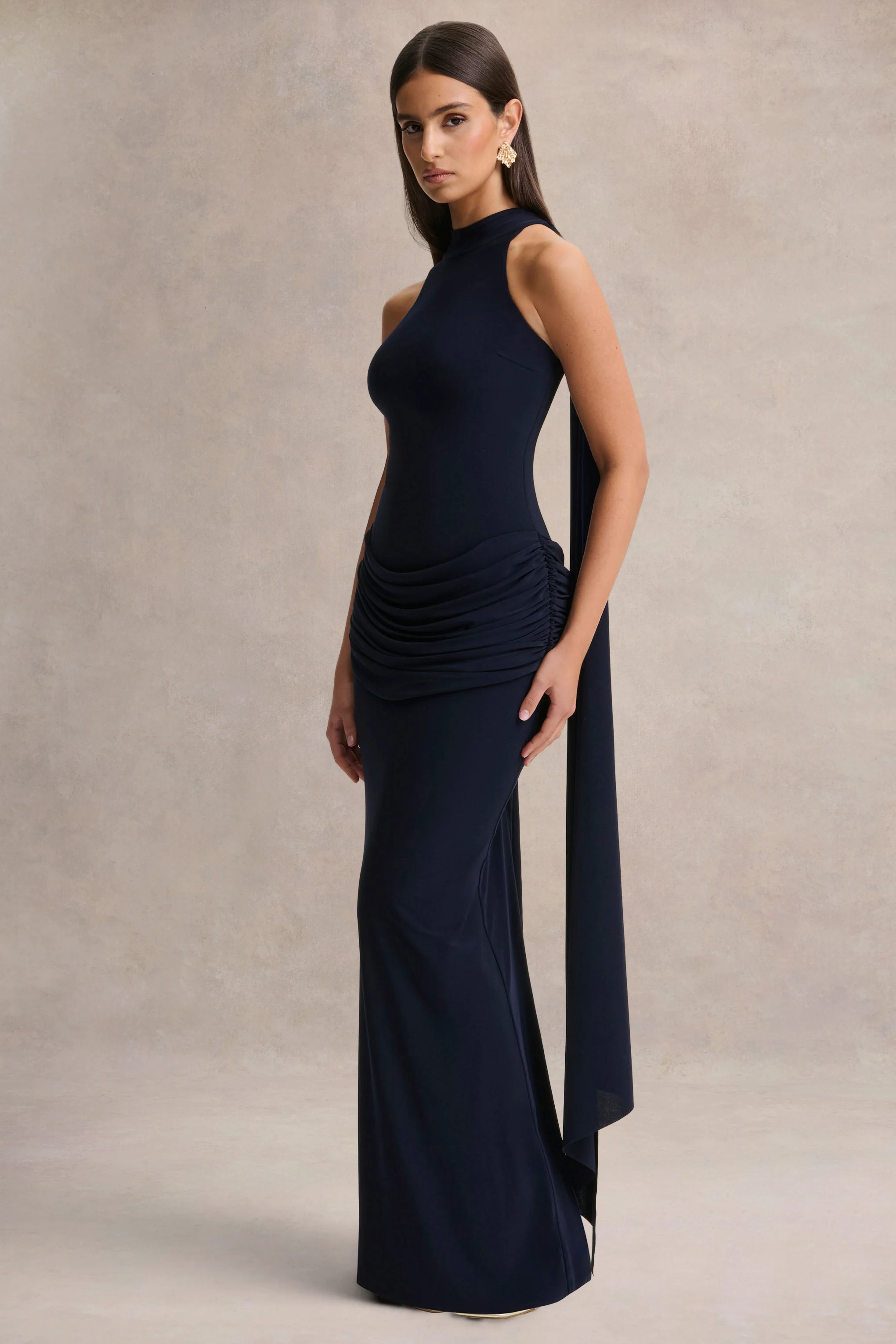 Hesperia | Robe longue bleu marine à col haut avec détails drapés et écharpe - Image 3
