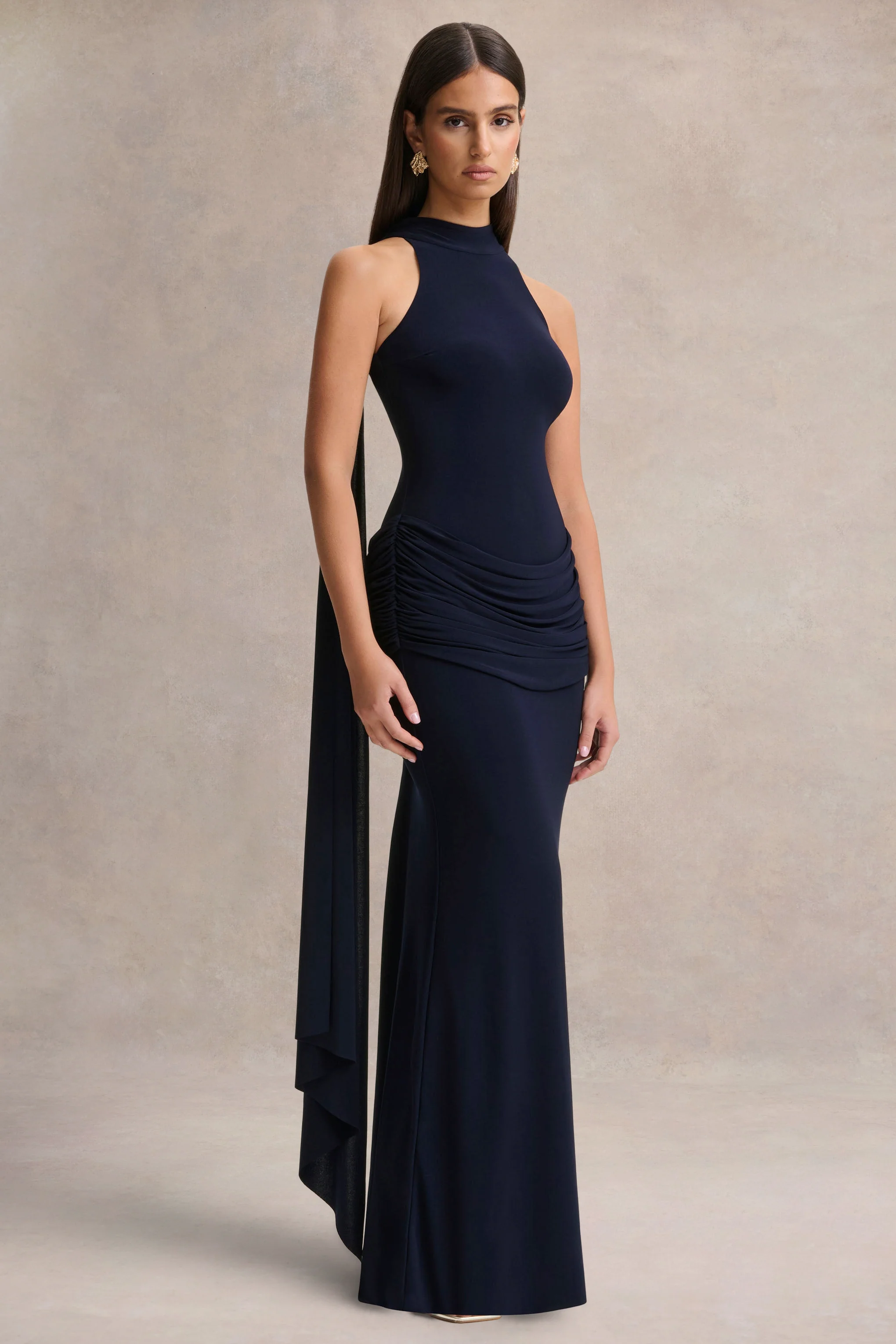 Hesperia | Robe longue bleu marine à col haut avec détails drapés et écharpe - Image 4