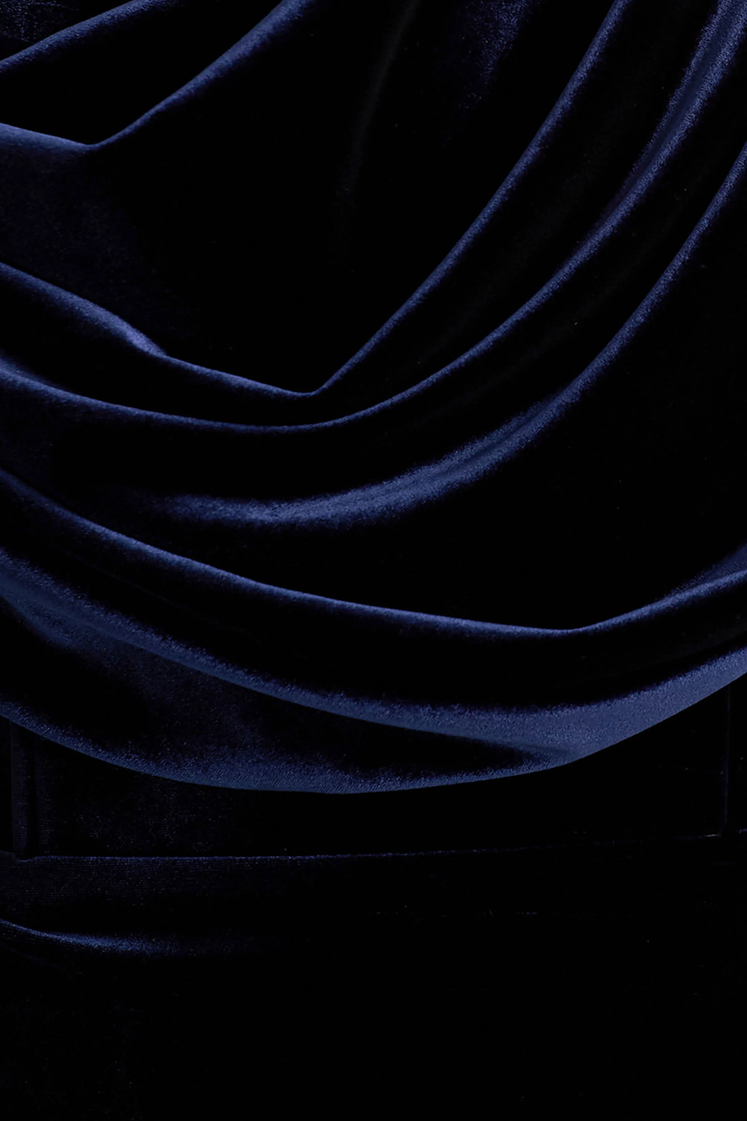 High End | Robe mi-longue en velours bleu marine à encolure asymétrique avec drapé - Image 6