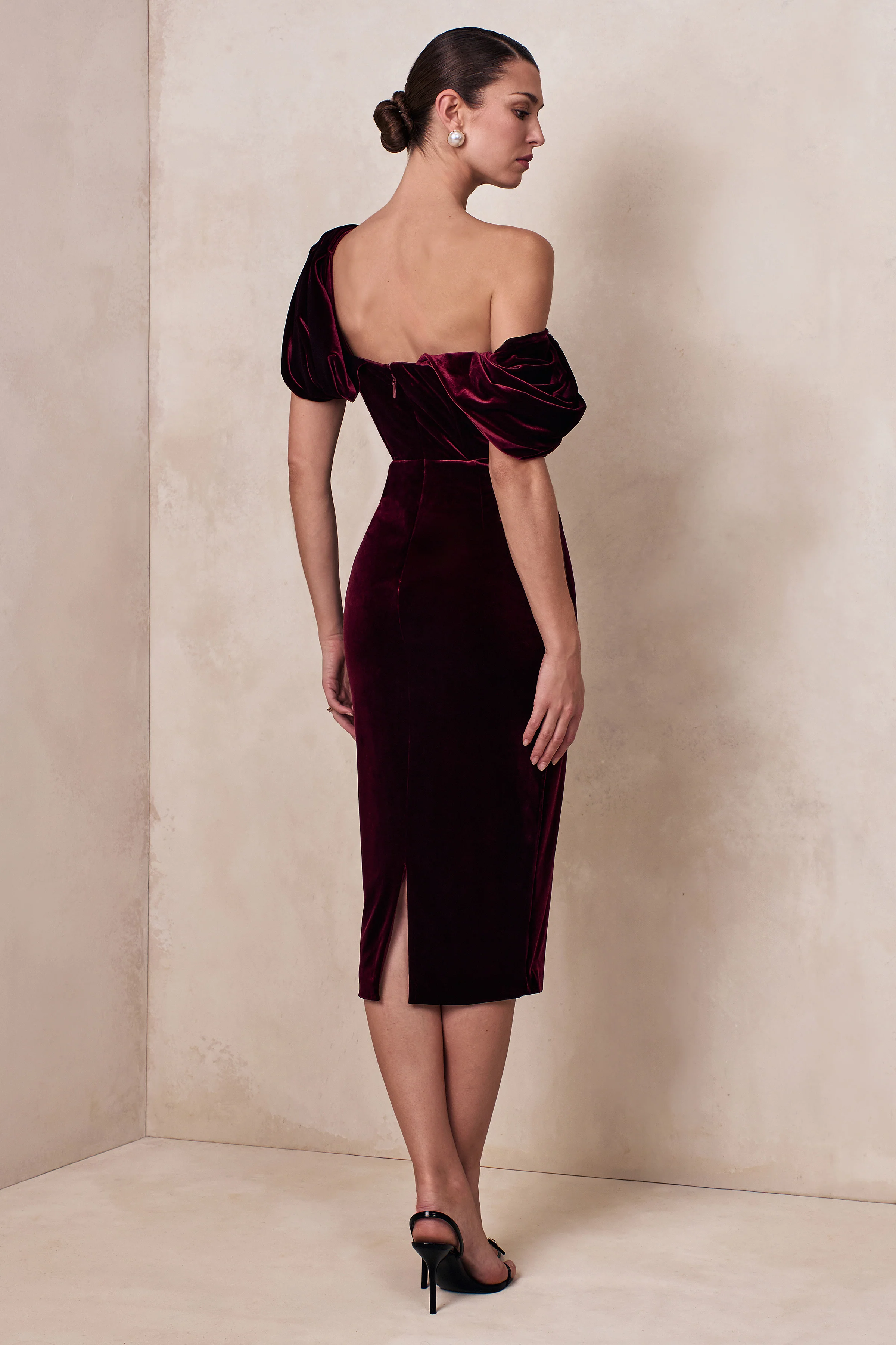 High End | Robe mi-longue en velours bordeaux à encolure asymétrique avec drapé - Image 2
