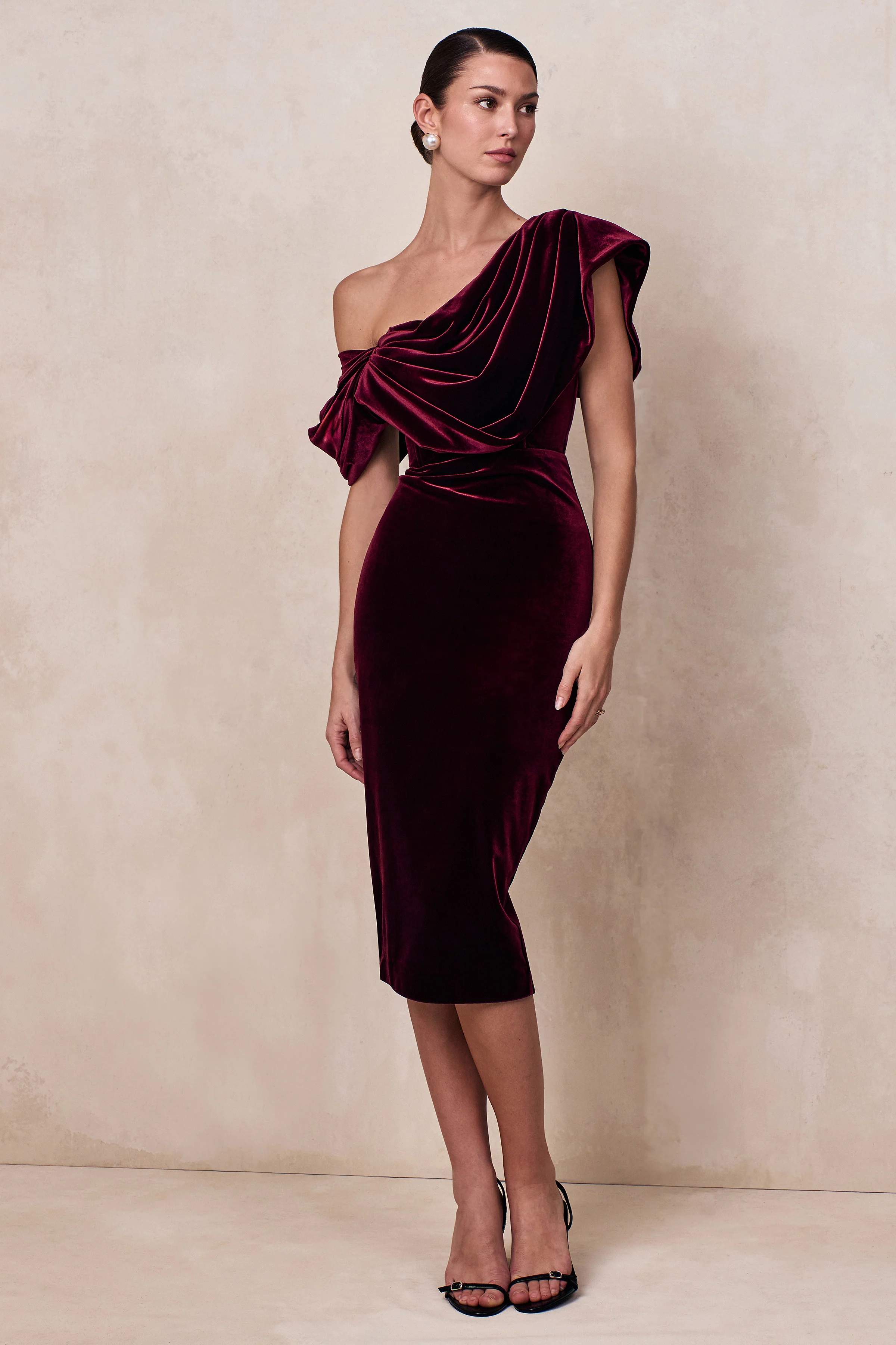 High End | Robe mi-longue en velours bordeaux à encolure asymétrique avec drapé - Image 3