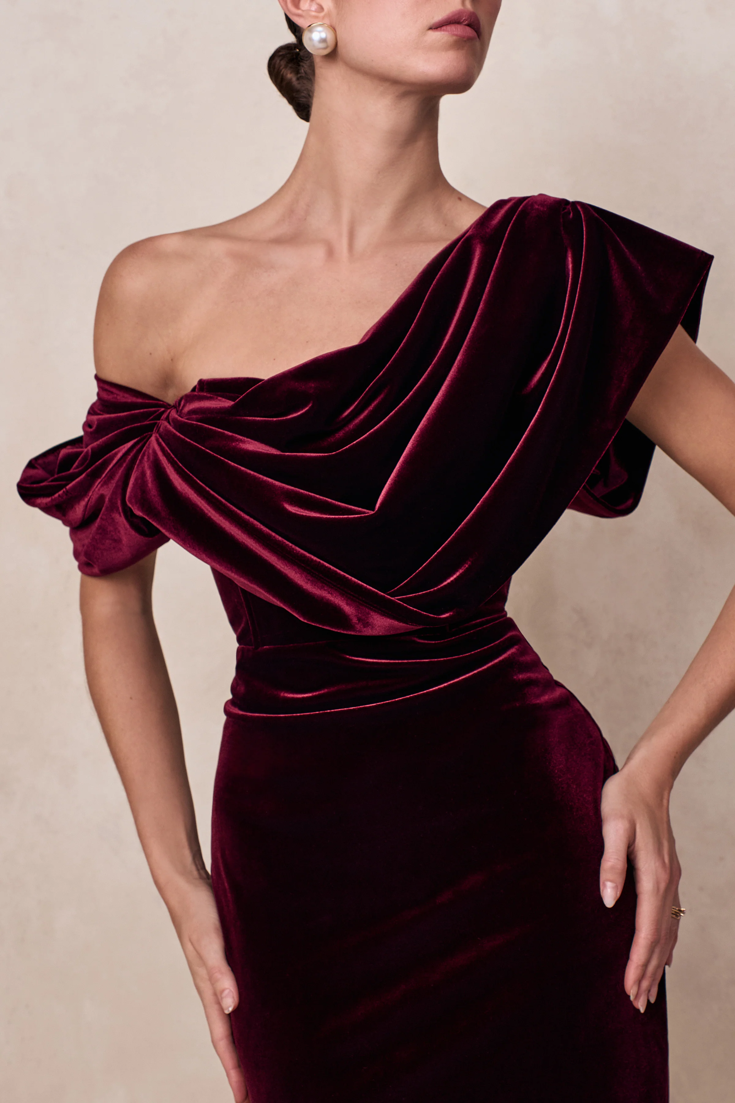 High End | Robe mi-longue en velours bordeaux à encolure asymétrique avec drapé - Image 4