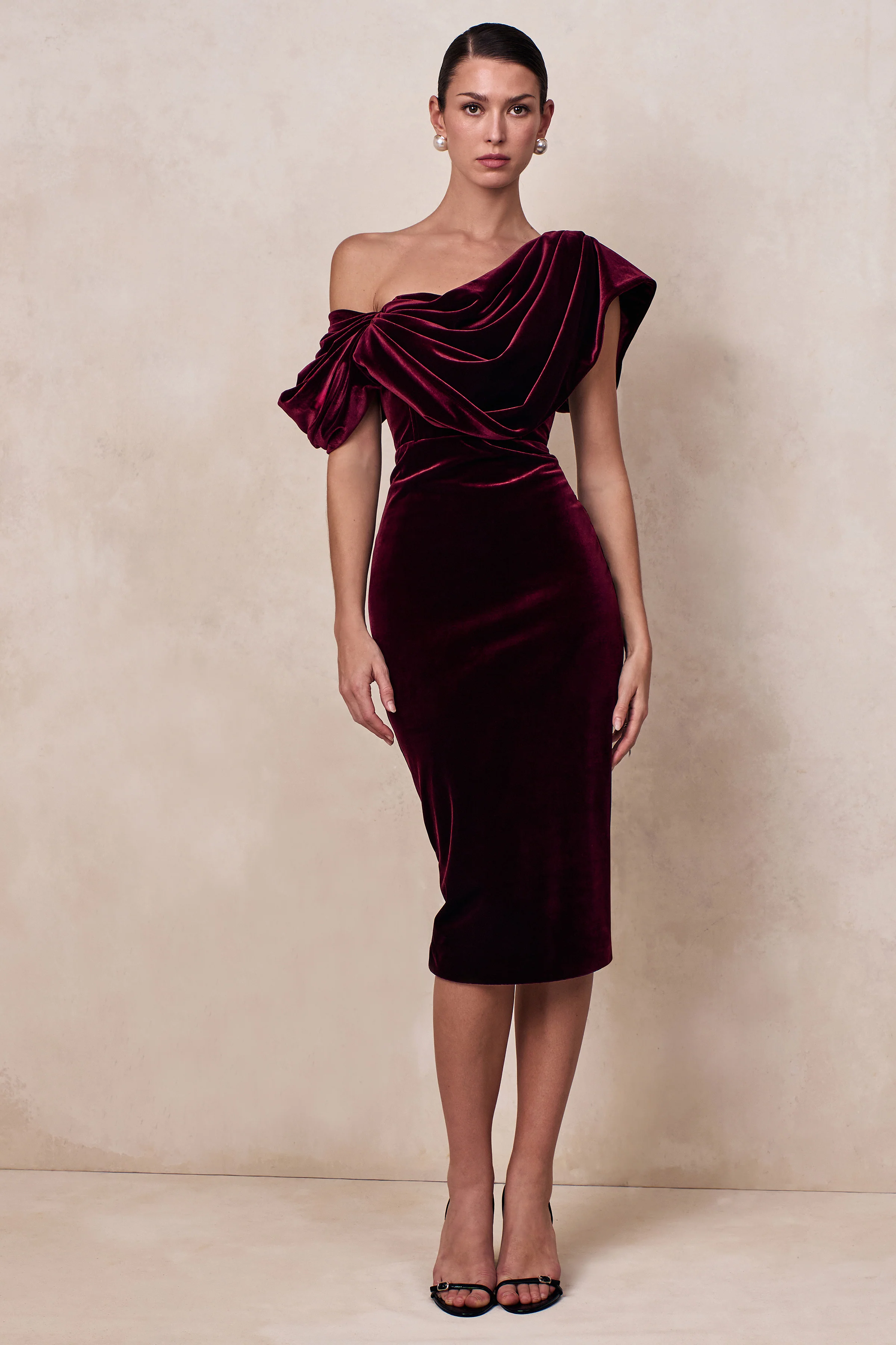 High End | Robe mi-longue en velours bordeaux à encolure asymétrique avec drapé - Image 5