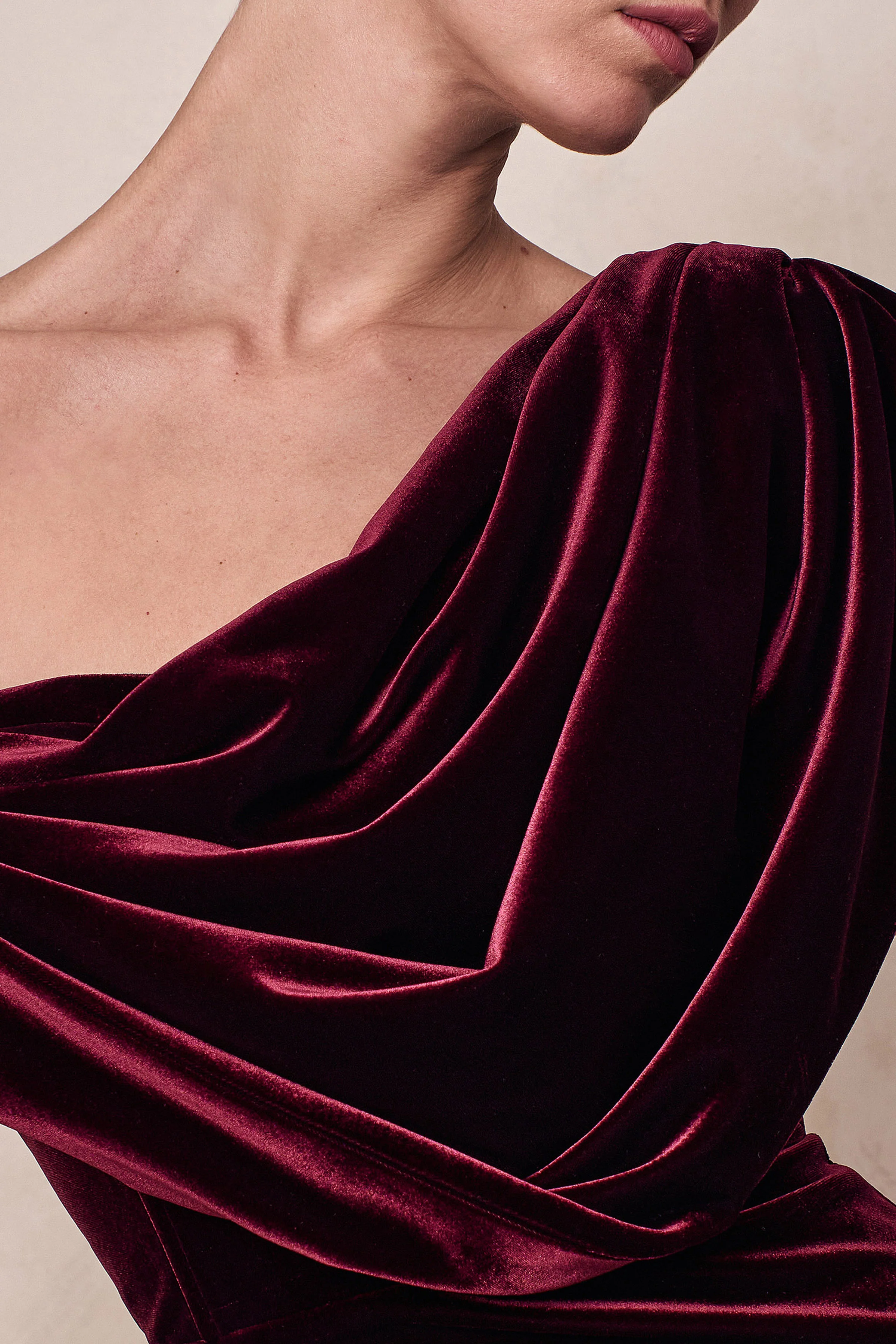 High End | Robe mi-longue en velours bordeaux à encolure asymétrique avec drapé - Image 7