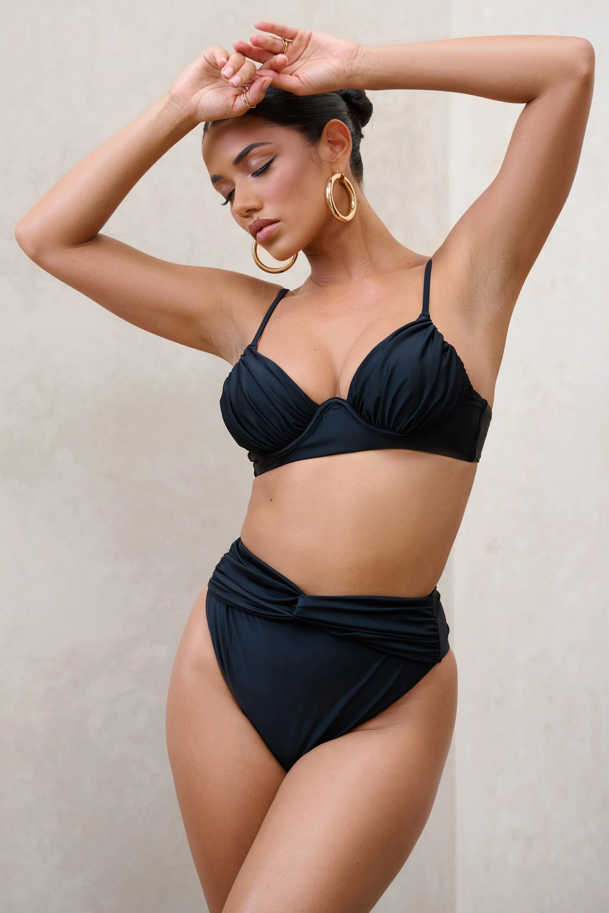 High Tide | Bas de bikini noir taille haute torsadé sur le devant - Image 4