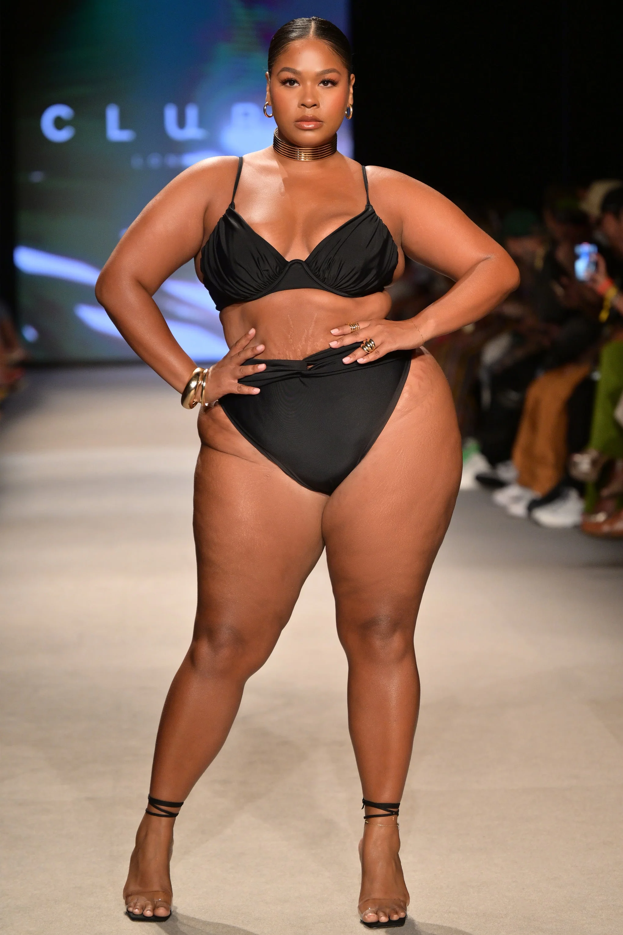 High Tide | Bas de bikini noir taille haute torsadé sur le devant - Image 6