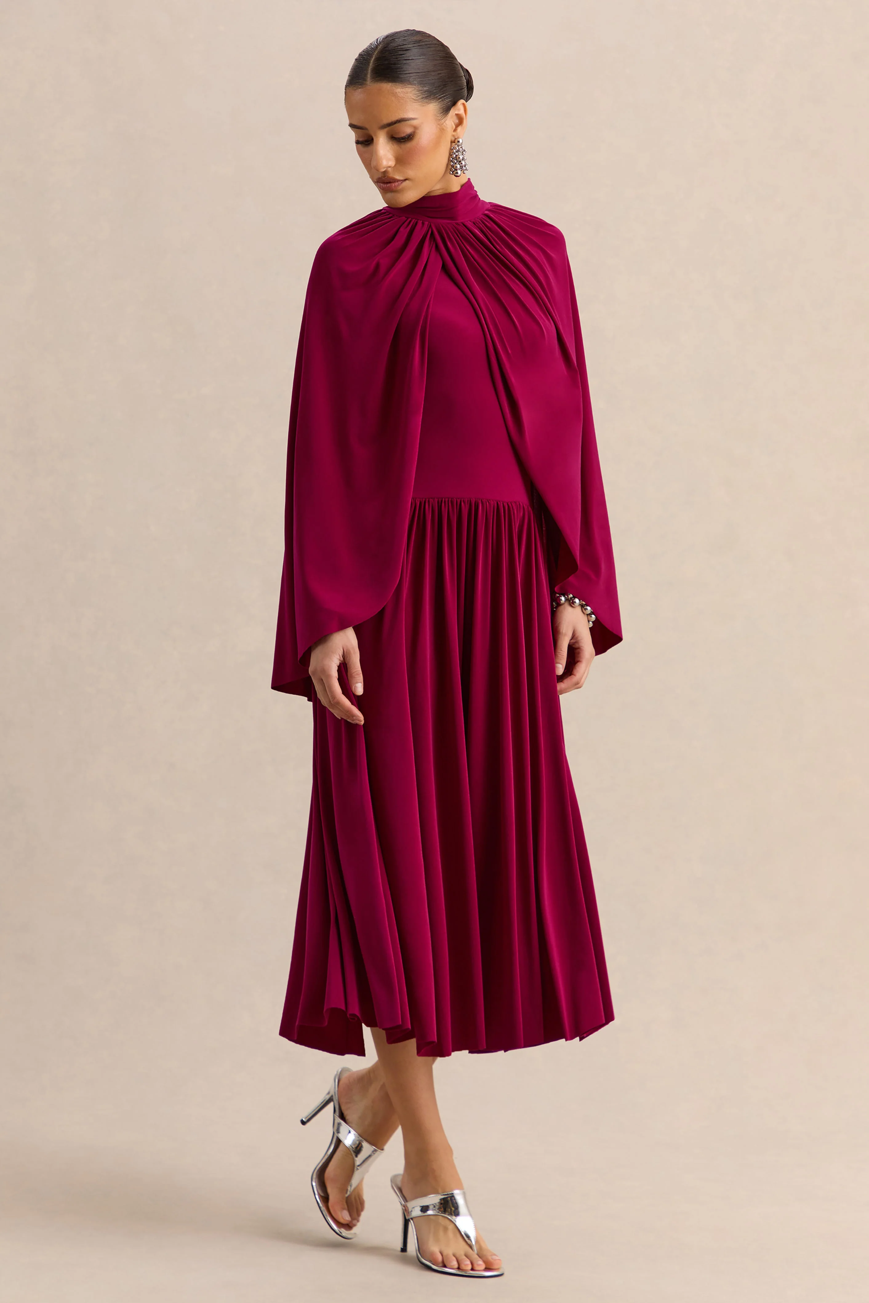 Honora | Robe mi-longue bordeaux à encolure haute avec manches cape