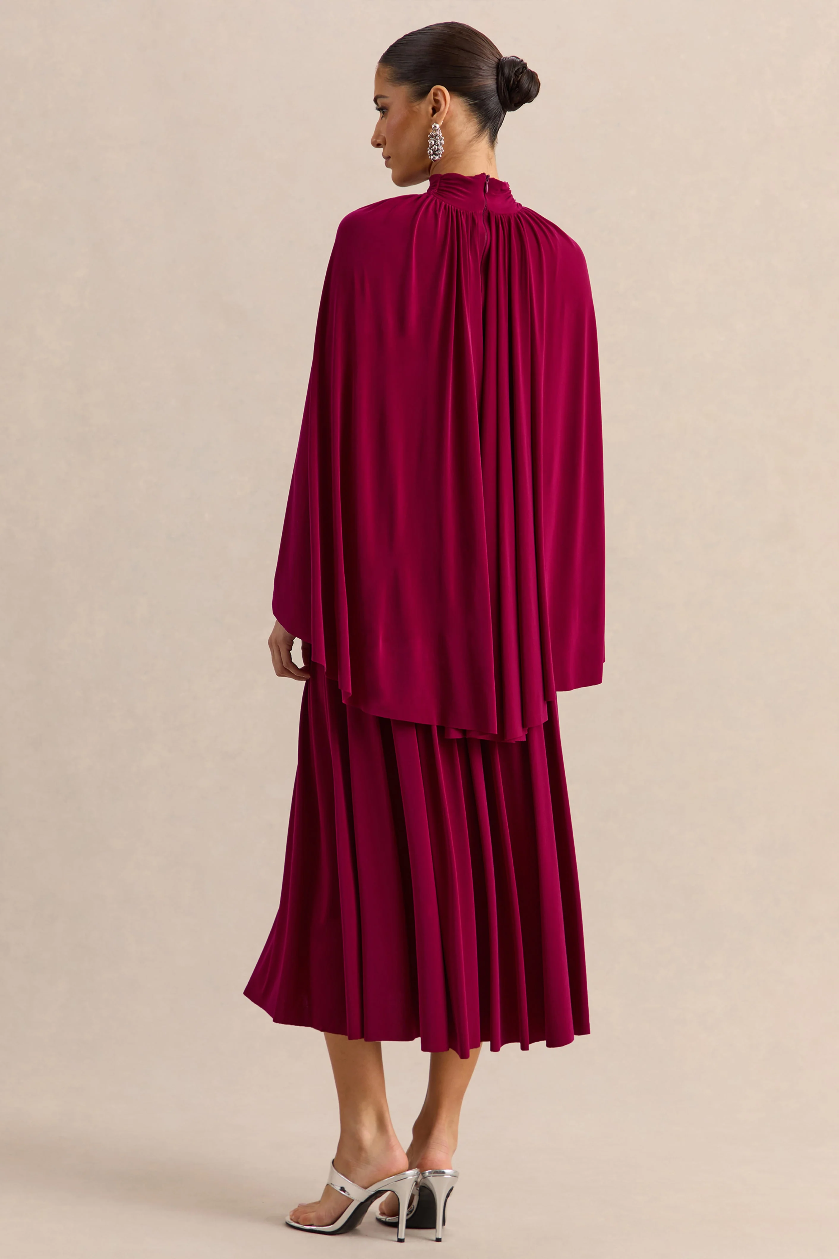 Honora | Robe mi-longue bordeaux à encolure haute avec manches cape - Image 2