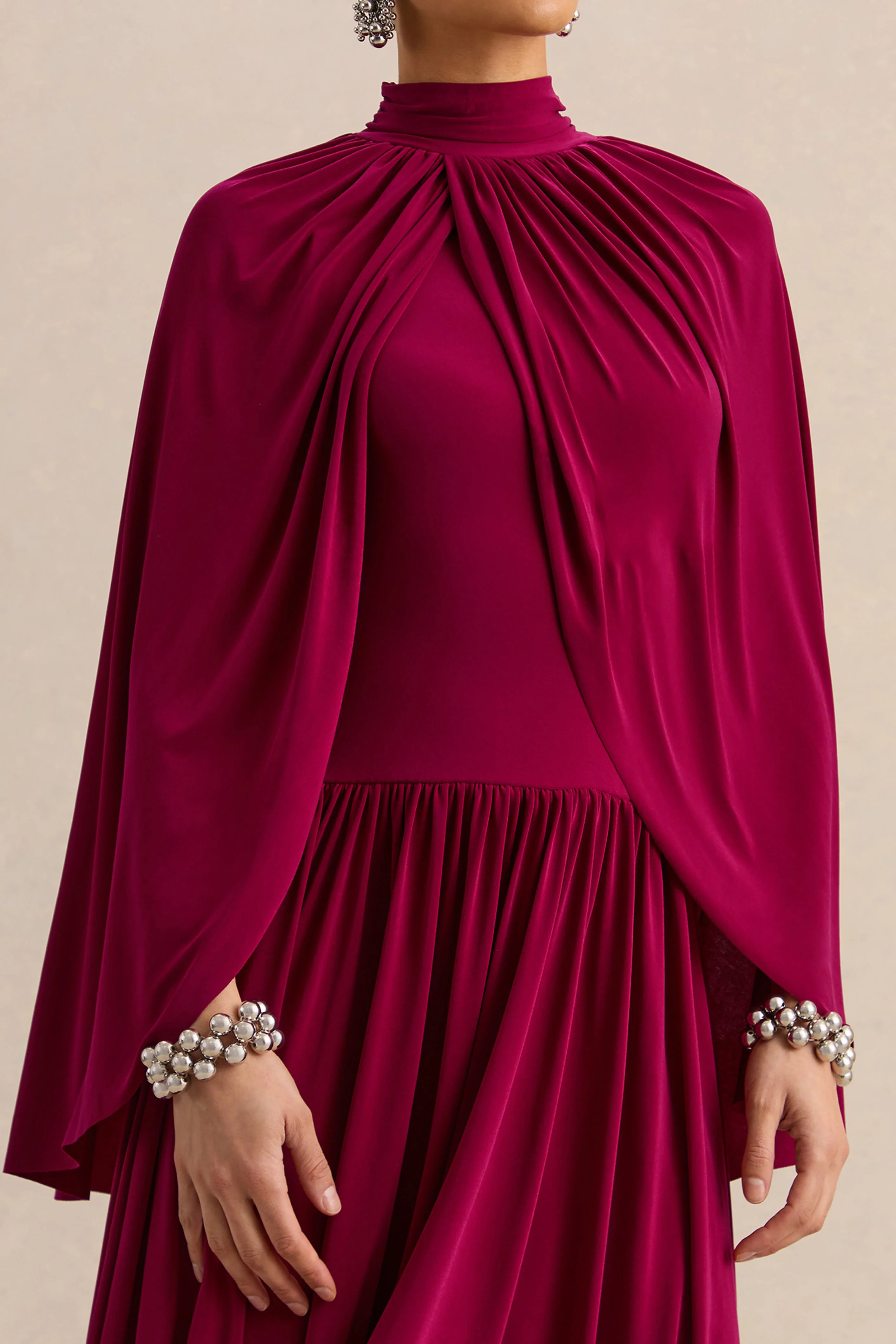 Honora | Robe mi-longue bordeaux à encolure haute avec manches cape - Image 3