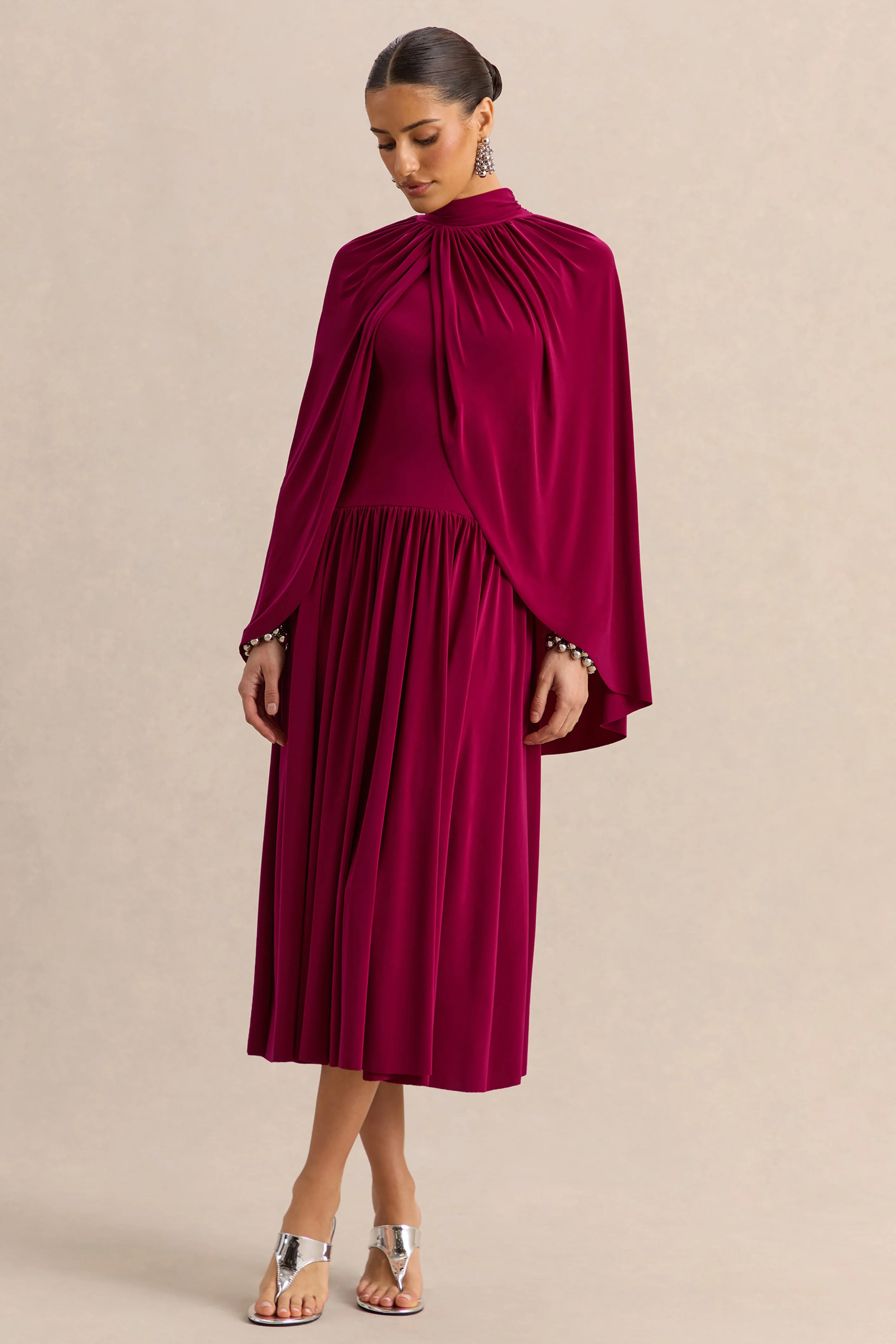 Honora | Robe mi-longue bordeaux à encolure haute avec manches cape - Image 4