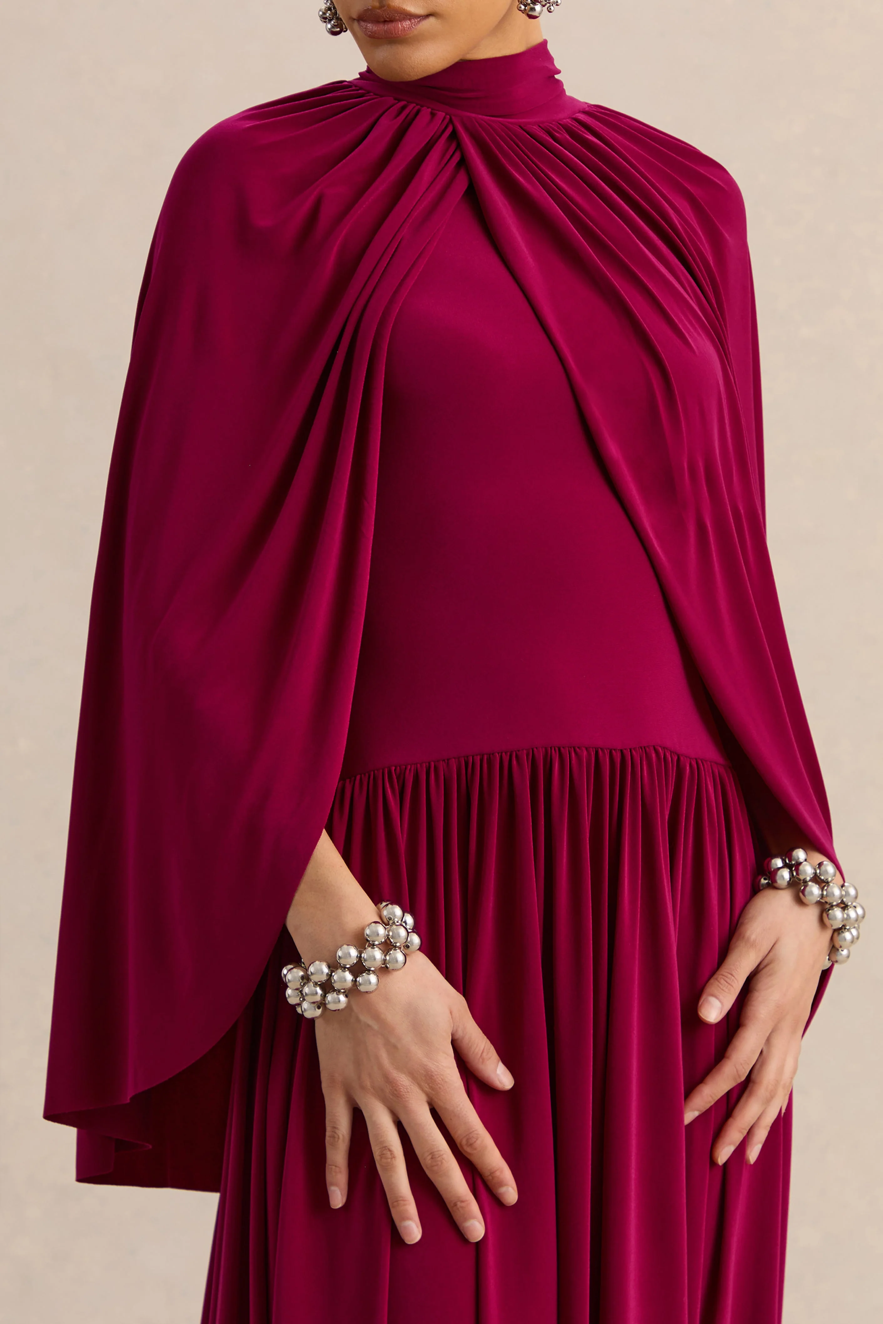 Honora | Robe mi-longue bordeaux à encolure haute avec manches cape - Image 5