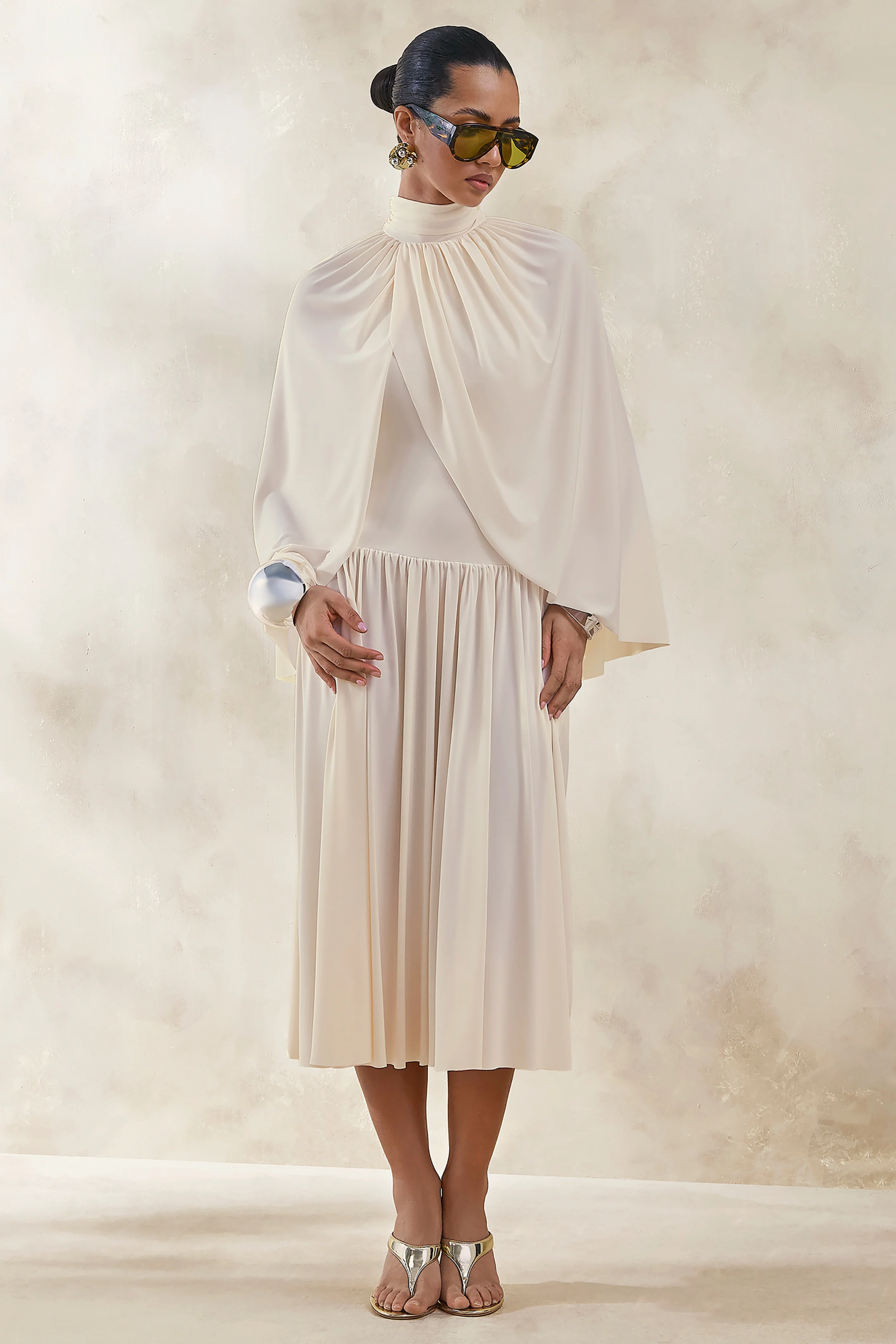Honora | Robe mi-longue crème à encolure haute avec manches cape