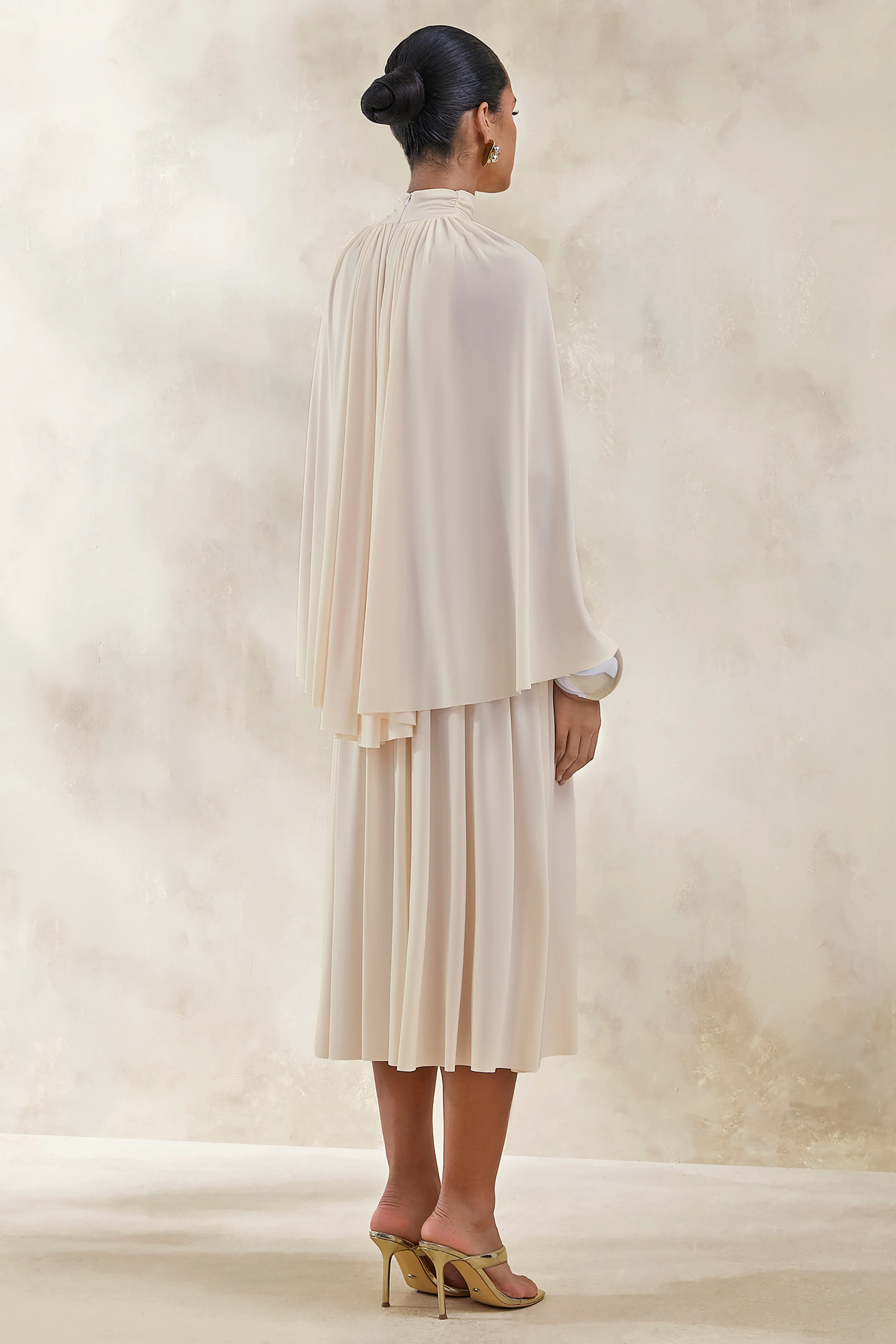 Honora | Robe mi-longue crème à encolure haute avec manches cape - Image 2