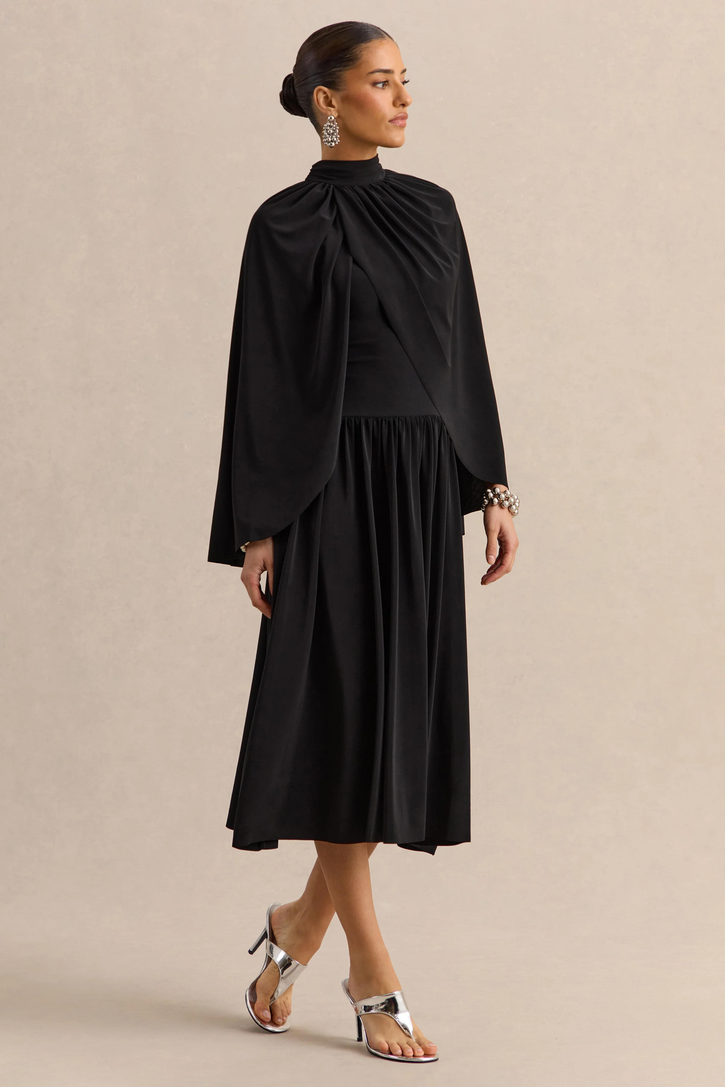 Honora | Robe mi-longue noire à col montant avec manches cape