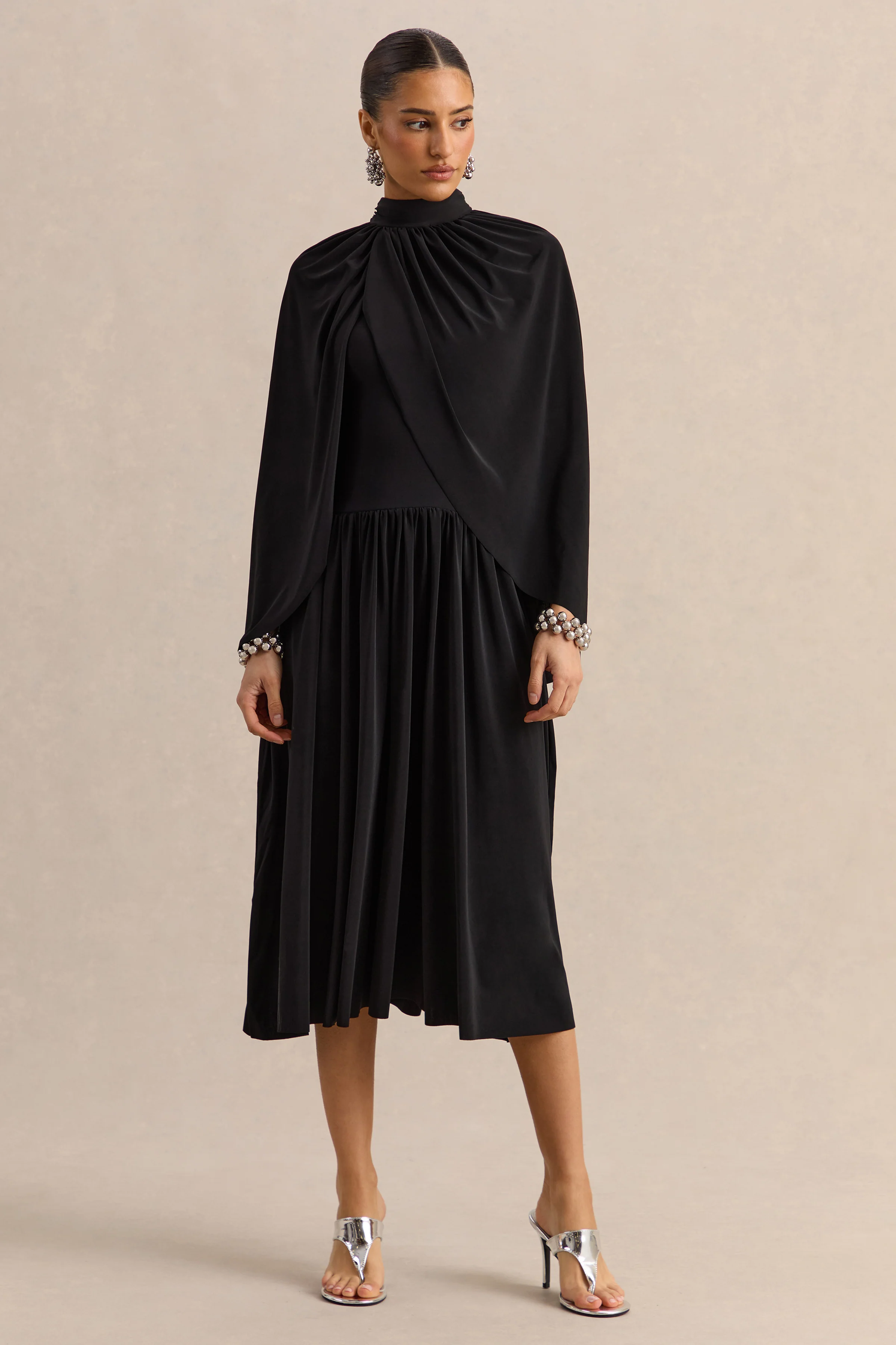 Honora | Robe mi-longue noire à col montant avec manches cape - Image 2