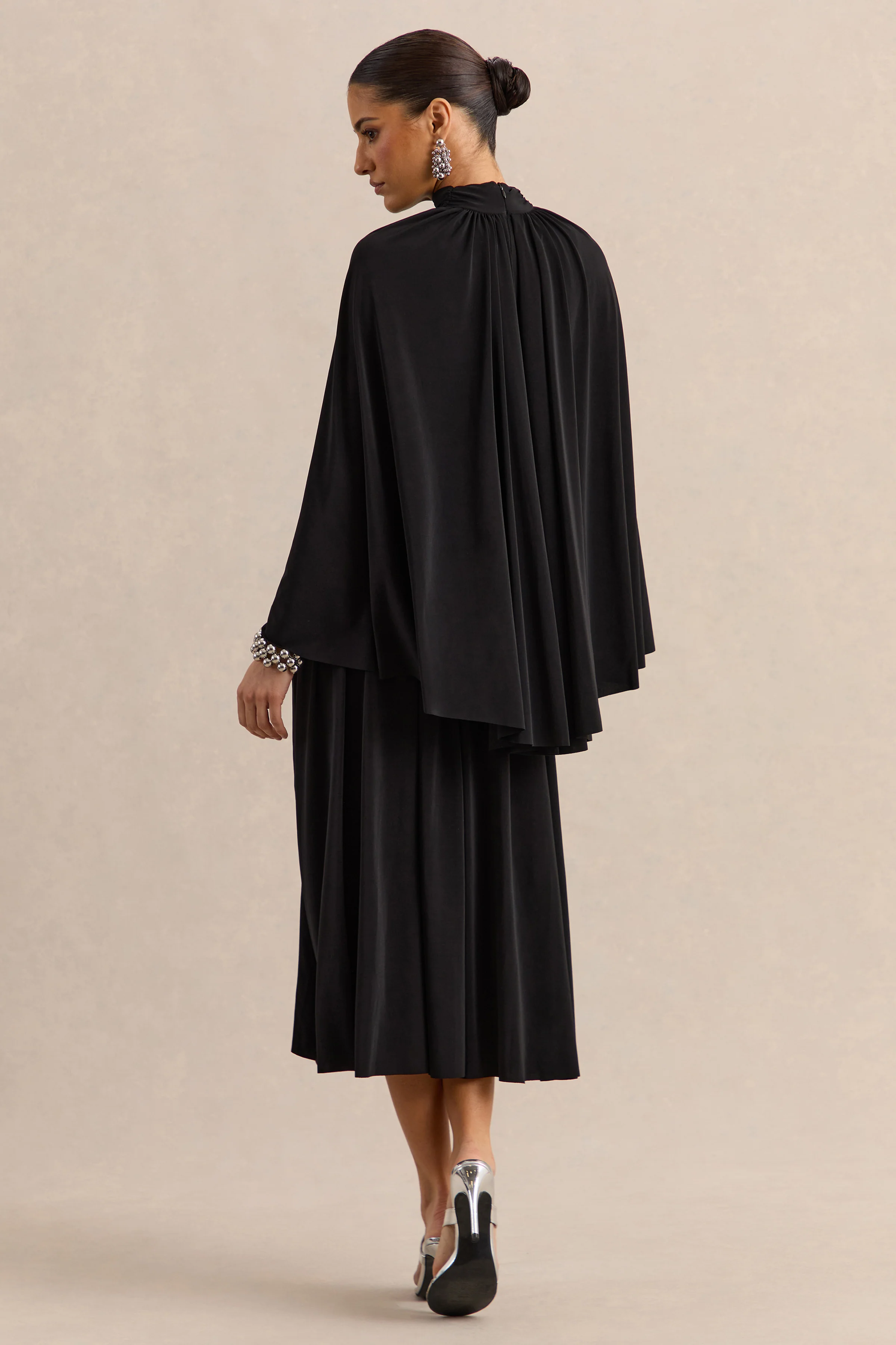 Honora | Robe mi-longue noire à col montant avec manches cape - Image 3