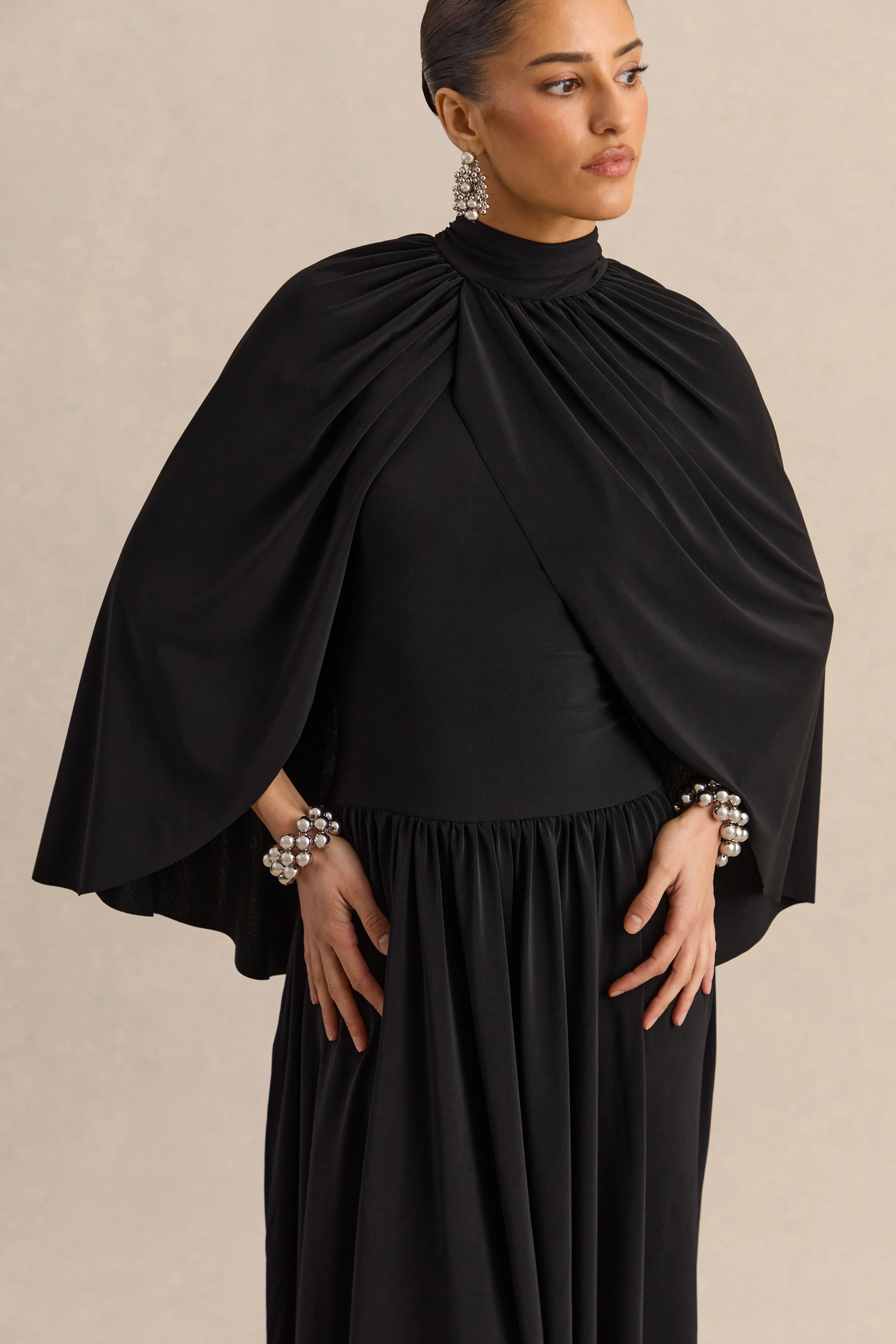 Honora | Robe mi-longue noire à col montant avec manches cape - Image 4