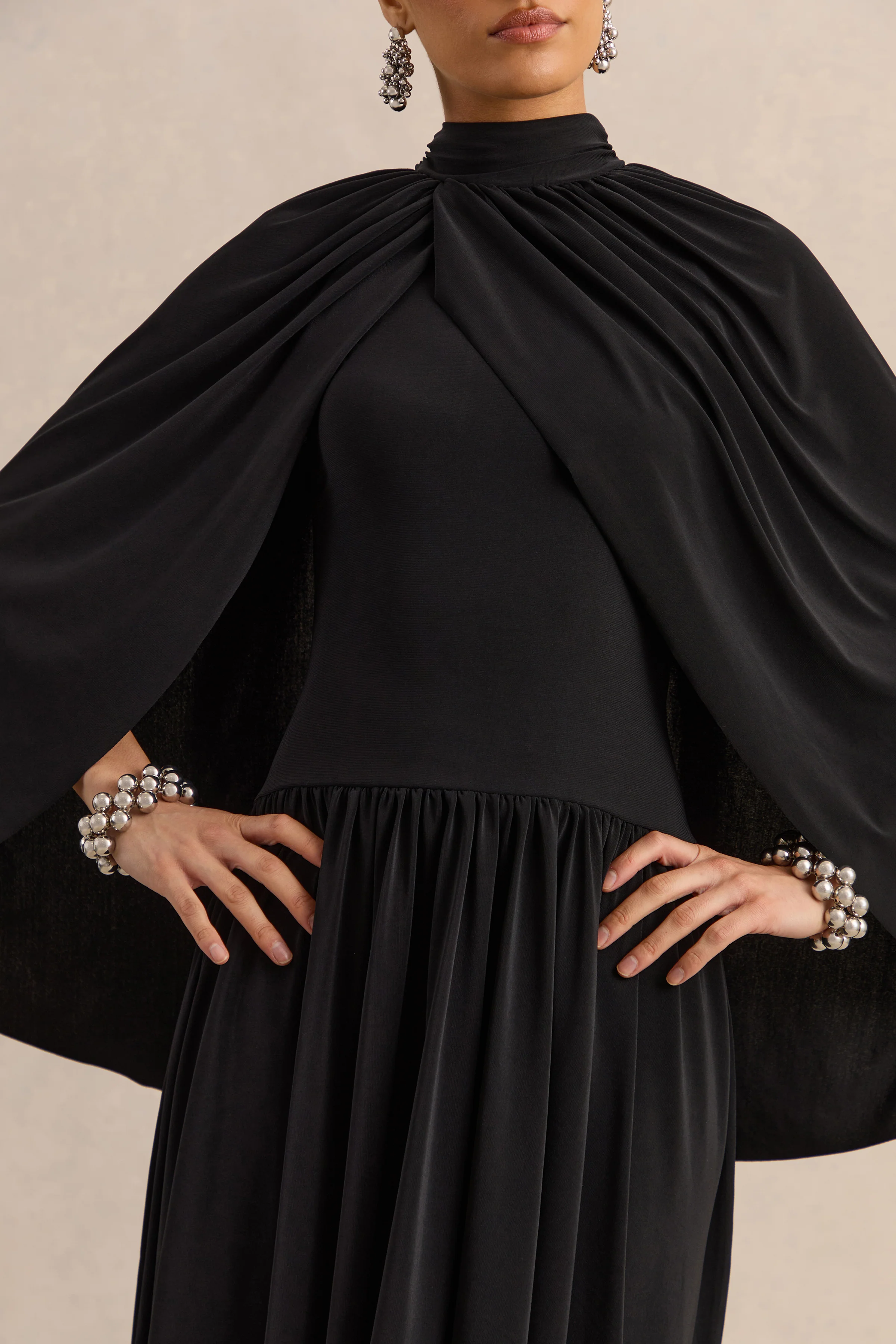 Honora | Robe mi-longue noire à col montant avec manches cape - Image 5