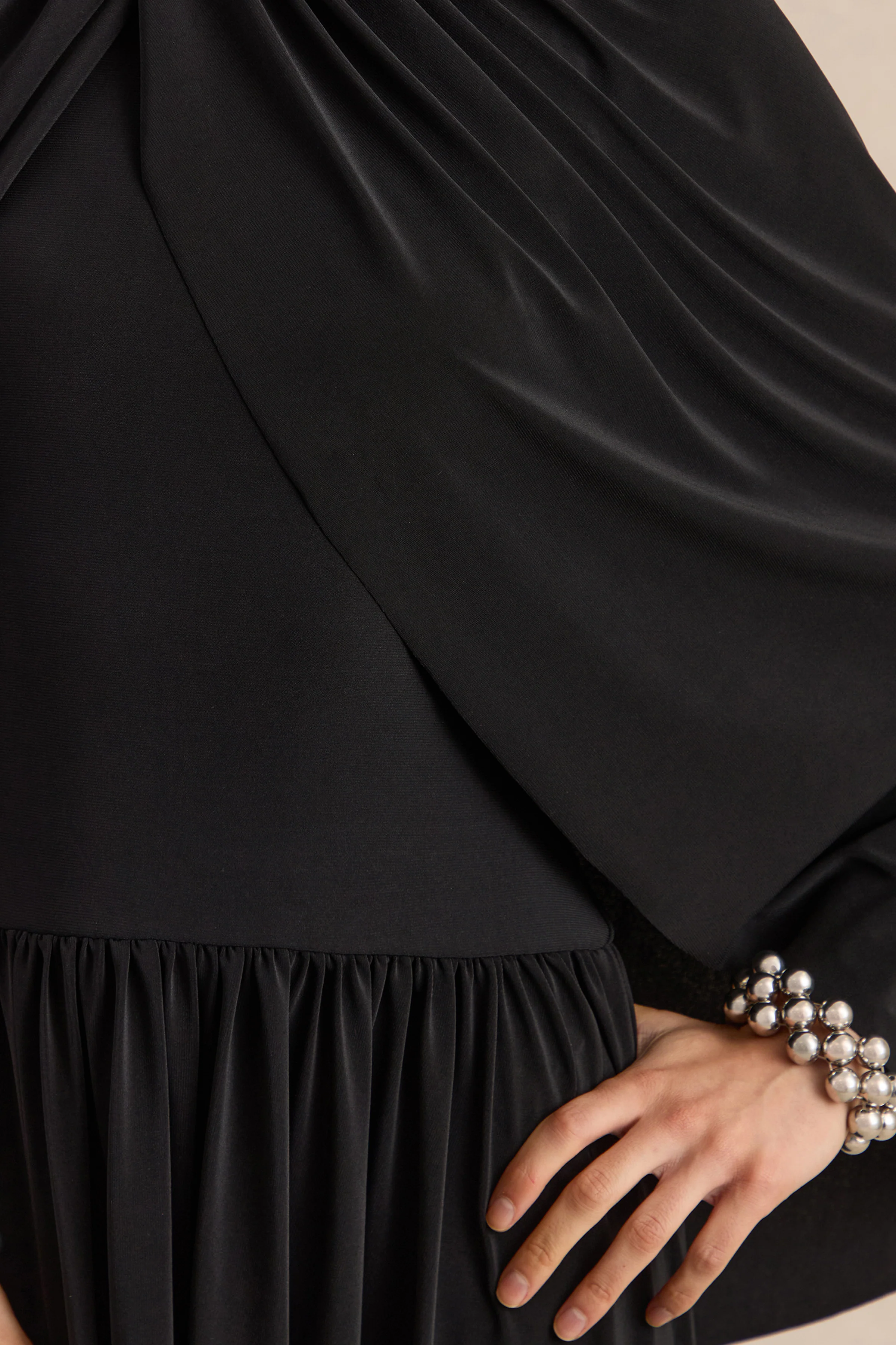 Honora | Robe mi-longue noire à col montant avec manches cape - Image 7